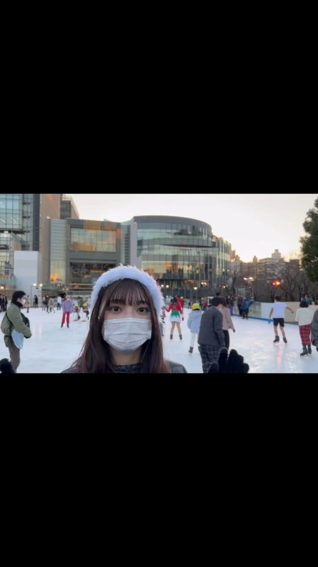 のインスタグラム：「寒さに弱いサンタだよ〜！#サンタコス #クリスマス #スケート」