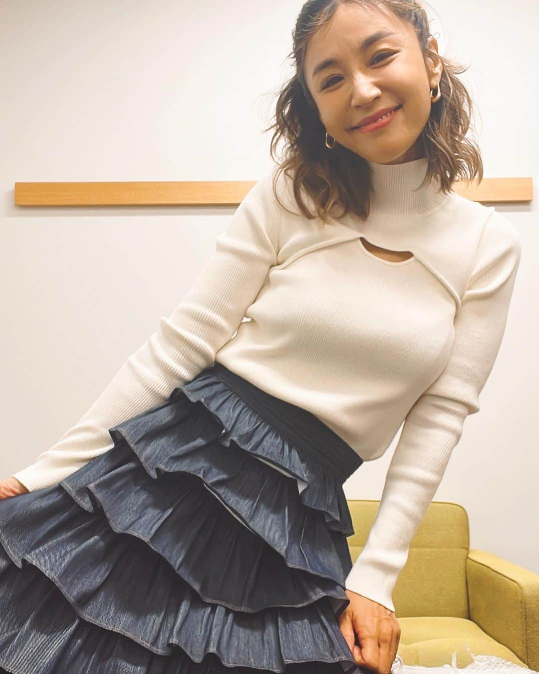 鈴木紗理奈のインスタグラム：「今日はクリスマスイブ🎄 1日のはじまりはサタプラから‼︎ 子供がいるとクリスマスってほんとに特別な行事 テンション上がってツリーっぽいダブスタ　@doublestandard_official  のlovelyなロンスカにしました❤️  ちょこちょこ遊びに行かせていただくサタプラ 来月はなんとマンスリーゲストに選んでいただきました‼︎ 清水アナの忖度なしランキングが楽しみ ボイビちゃんに毎週会えるのも楽しみ そしていつもみんなを褒めてくれる丸ちゃんに 毎週褒めてもらえるのも楽しみ‼︎😆  みんな素敵なクリスマスを過ごしてね  #紗理奈流styling」