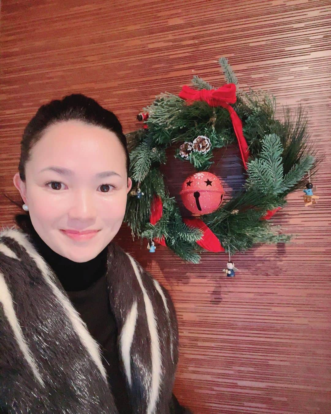 浅見帆帆子のインスタグラム：「この1週間は、クリスマスの準備をしたり、ディズニーランドに行ったり、 断捨離、大掃除をしたり、、 穏やかに過ごしました。  とても満足です。  日々やりたかったことをゆっくりできる時間というのは、 本当に大切ですね💓  それだけで充電されるし、癒されます  ディズニーランドで感動するのは、 毎回、行く度にアトラクションの内容が少しずつ変わっていること！  お休みした後に、きちんとメンテナンスされ、バージョンアップして戻ってくる、、  今も、カリブの海賊がお休みしていますが再開するときが楽しみです。  年末、私も自分の「心地良いこと漬け」になって、バージョンアップしよう、、、なんて思います😊  写真1枚目はオフィスの方のクリスマスリース、 3枚目は、移動中、思わぬ綺麗に撮れた東京タワー✨🗼  ひとつ、お知らせです。 年明けから第4期メンバーの受付開始します。 「浅見帆帆子の宇宙につながるサロン」 詳細はプロフィール欄にあります✨  アドベントカレンダーのツリーも完成しました。  皆さまも、心穏やかなクリスマスをお過ごしください💓  #浅見帆帆子 #バージョンアップ #オンラインサロン #クリスマスリース」