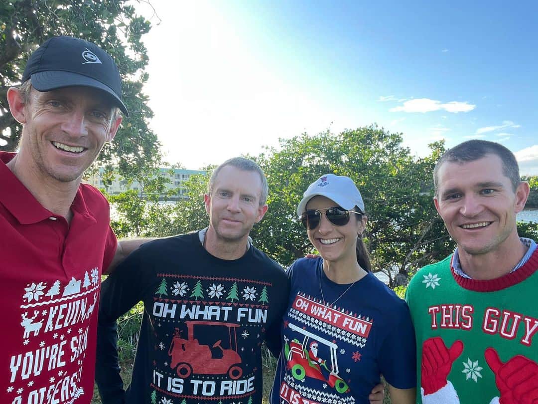ケビン・アンダーソンのインスタグラム：「Festivus golf outing 🎄⛳️🌴」