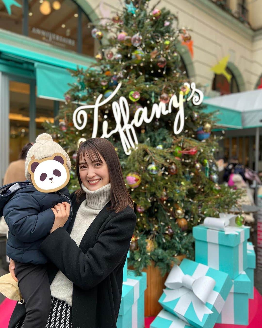 花岡維生のインスタグラム：「🎄❤️💚 最近しょっちゅう着てる @plst_official のタートルニット🧶首元のしっかり感が好き🫶 ニットスカートも #plst コートは @fray_id  #冬コーデ #クリスマス #クリスマスツリー #plstコーデ #プラステ #プラステコーデ #frayid #ad #ママコーデ」