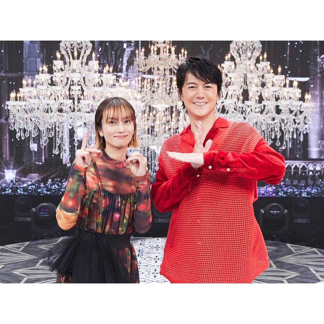 柴咲コウのインスタグラム：「師走の振り返り②  12月7日放送のフジテレビ『2022 FNS歌謡祭』第一夜にKOH+でも出演し、 『最愛』『ヒトツボシ』を歌唱🎤  長く愛されている『最愛』という曲。 私も福山さんもそれぞれ大切に歌ってきた曲。 時を経て、それぞれの最愛がデュエットバージョンとして1曲になり歌えたことが感慨深かったです。  プロデューサーとしての福山雅治さんは素晴らしい包容力で、毎回KOH+のときは落ち着いて歌うことができます。  今年はまた歌とお芝居で関わることができました。ありがとうございました。  #師走の振り返り #師走を駆け抜ける #あクリスマスイブ」
