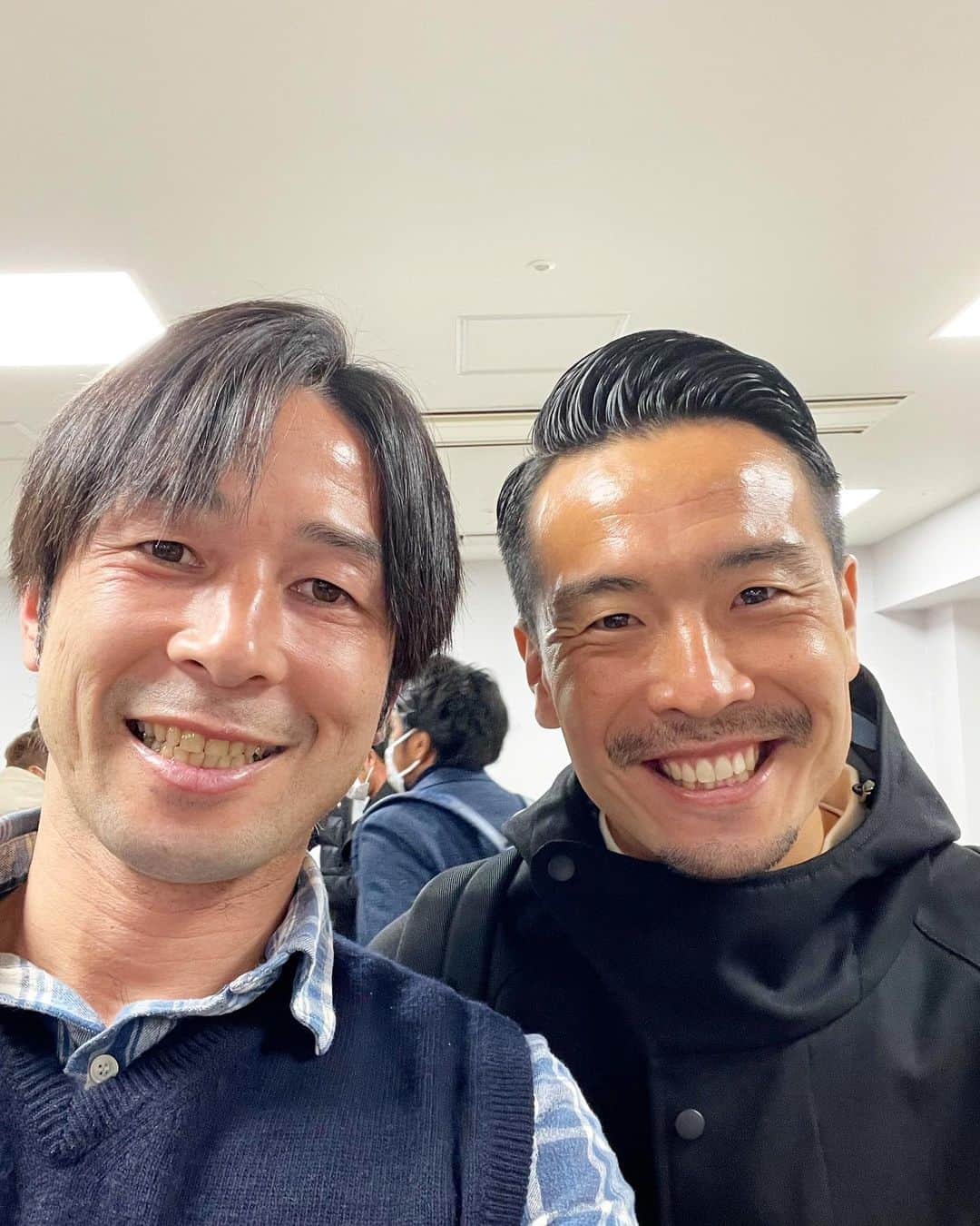 柴村直弥さんのインスタグラム写真 - (柴村直弥Instagram)「今回最初の指導実践の2人組ペアになった宏太。1番夜遅くまで会議室で2人で議論して翌日の指導実践メニューを作成し、完成してお互い部屋に戻った後もLINEでさらに意見を出してくれたりして、何事にも積極的に取り組む姿勢が選手としても成長し続けている要因でもあるかと感じました。  #B級指導者ライセンス #JFA #合宿 #後期  #2人組 #水沼宏太 #指導実践 #ビルドアップ」12月24日 11時42分 - naoyashibamura