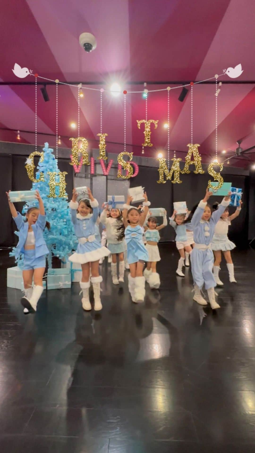 Ruuのインスタグラム：「Merry Christmas 🎄 from Dance Studio ViVid ❄️ These cute little Santas will melt your heart 👼🏻🎄💕✨  可愛いベイビーに癒されてください💗❄️」