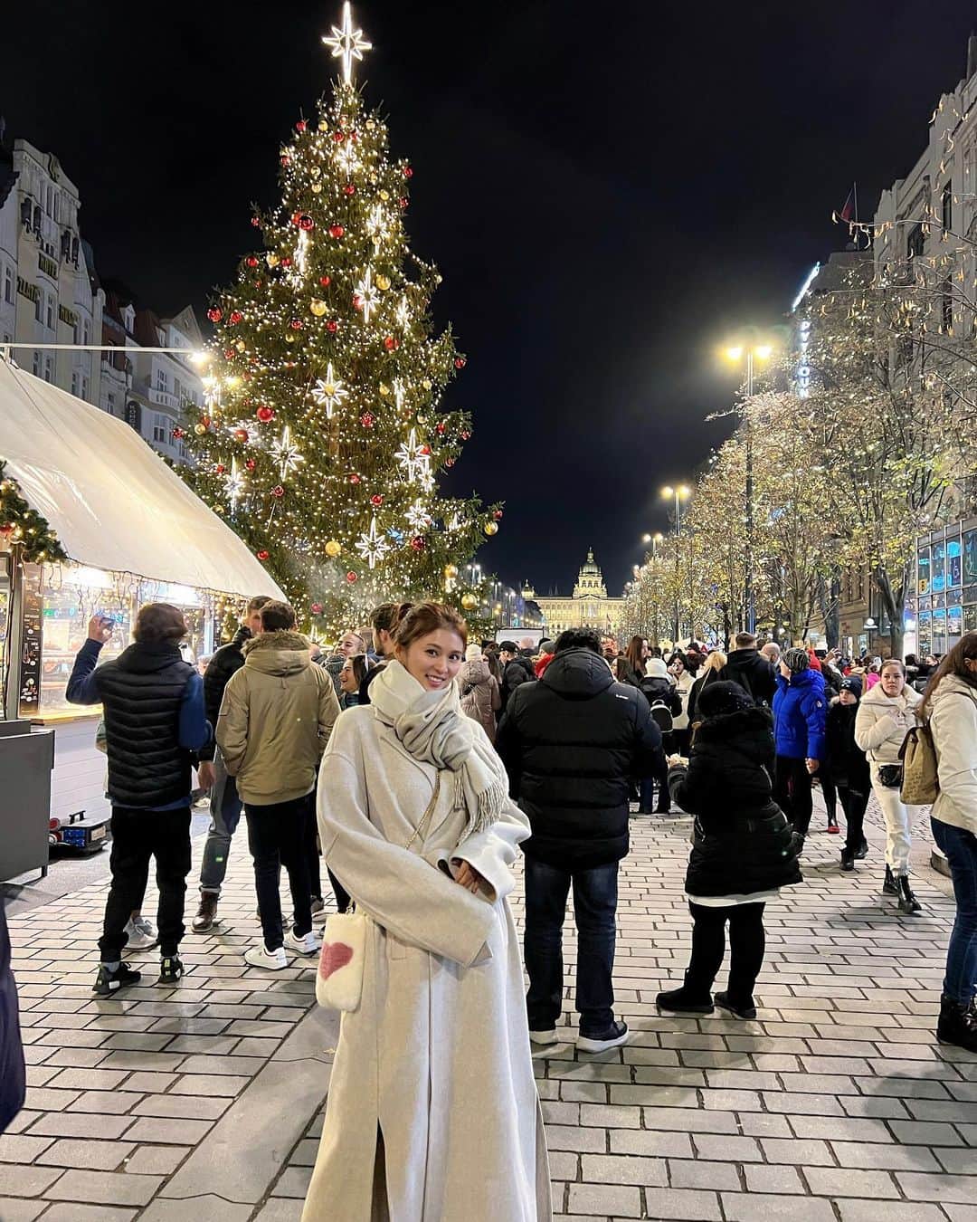 のインスタグラム：「📍Prague, Czech チェコにも４日間🇨🇿 プラハは街全体が世界文化遺産なの。 世界一美しい街と呼ばれる理由がわかりました🥹🤍  #ヨーロッパ周遊 #チェコ #プラハ #クリスマスマーケット #世界遺産 #世界一美しい街」