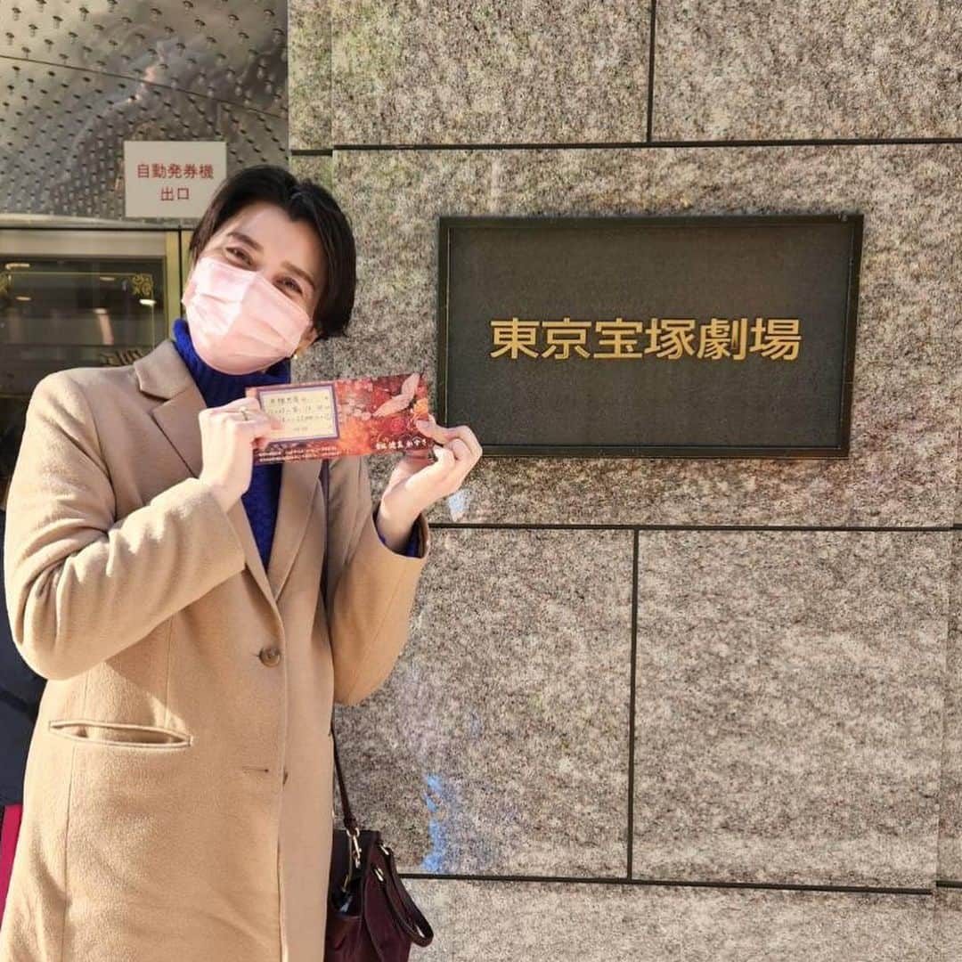 央雅光希さんのインスタグラム写真 - (央雅光希Instagram)「ようやく、ようやく‼︎観劇しました、雪組公演『蒼穹の昴』 実は東京宝塚劇場の正面から入るのって、相当久しぶりだったので(まさか入団前以来？)記念写真。 もう単純にみんなカッコいいし可愛いし素敵。私、咲の中国もの、好きです。赤いお衣装似合ってる😍そして、どこまでも脚。笑 恐らく細かいところまでは全然理解が追いついてないけど、でも大枠だけの理解でもじゅうぶん楽しかったし、心がギューってなりました！ 観劇すると毎回、みんなの姿に刺激を受けて私も頑張らなきゃなって気持ちと、ありがたやーって気持ちと、みんな凄いなって気持ちと、もうあの舞台に立てないのかって少しの寂しさと、感情が忙しいんですが笑、でも本当にありがとう‼️って気持ちになります。 明日が千秋楽…どうかどうか、退団者の皆様はじめ全員元気な千秋楽を迎えられますように✨ #雪組 #雪組公演 #宝塚 #東京宝塚劇場 #蒼穹の昴 #観劇 #宝塚歌劇」12月24日 12時05分 - tatatata_ayk