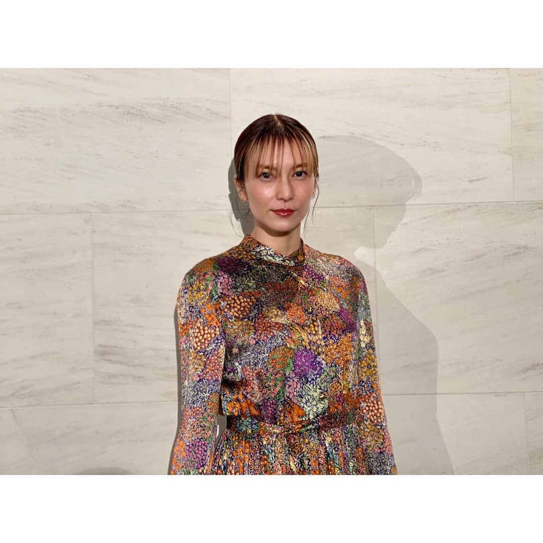 柴咲コウのインスタグラム：「師走の振り返り③  今年ほど数多く舞台挨拶というものに登壇することは今までにもなかったと思う…それくらい、動いてました。  今年は『奉仕』の年であったように思う。  Dr.コトーも、ガリレオも、恩返しのような気持ちが、どこかにあったような。  …映画公開日には朝から電波ジャックでテレビ出演もしました📺  #師走の振り返り #師走を駆け抜ける #あクリスマスイブ #今日も撮影してます」