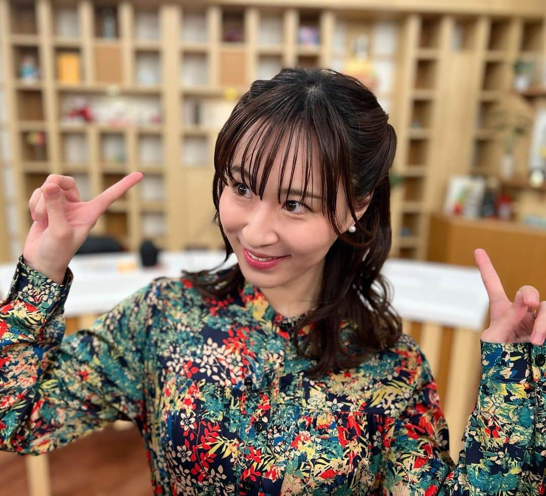 真坂はづきのインスタグラム：「サタナビっ！年末大感謝スペシャル2022🎄🎅ありがとうございました🕊✨  今年は出産〜産休〜復帰とあった年でした。変わらずサタナビメンバーとして活動できること、とても嬉しく思っています✊🥹  メンバーのみんな、スタッフさん達、ヘアメイクのチャリさん、衣装のアザレアさん。 いつもありがとうございます💓  視聴者のみなさん、来年もどうぞよろしくお願い致します🧸✨  #サタナビ　#秋田　#テレビ #衣装　#ハーフツイン #クリスマス #クリスマスコーデ」