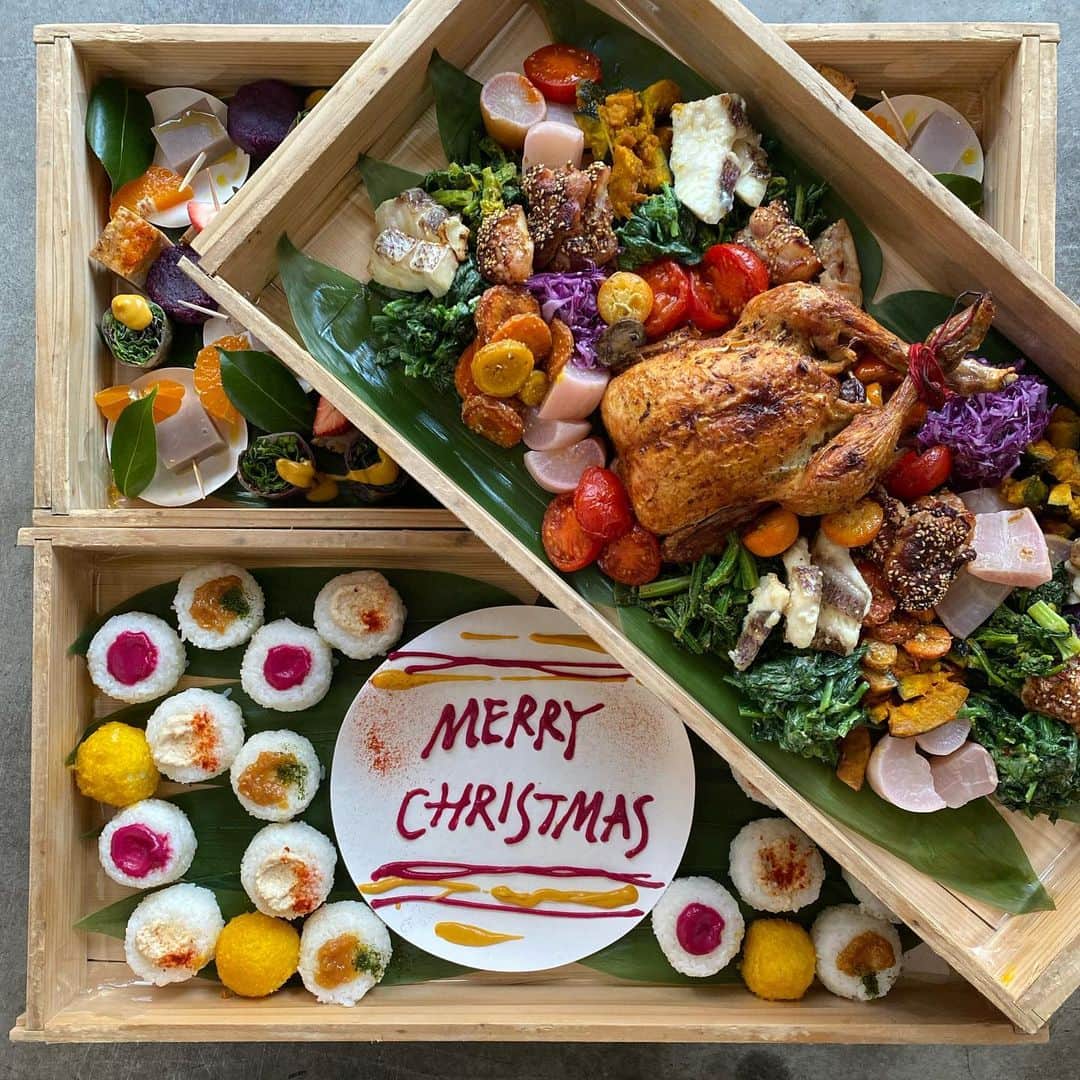 MOMOEのインスタグラム：「木箱にお詰めして  久しぶりな丸鶏ローストチキン MOMOEでは金柑とマッシュルーム・にんにく入り クリスマスパーティーへ  #diary #catering #organic #momoe #momoegohan」