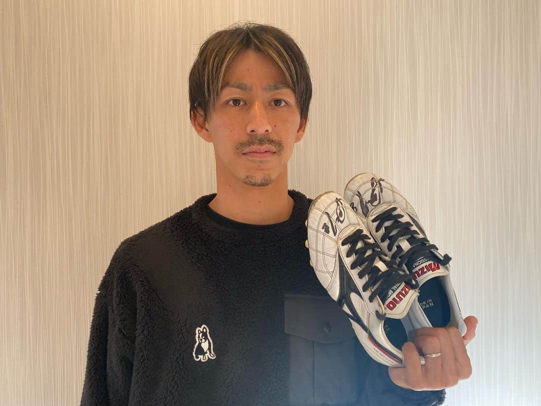 佐藤謙介のインスタグラム：「. メリークリスマス🎅  ☆お年玉企画のご案内☆  いつもお世話になっている。 @soccerjunky_official  @claudiopandiani_shop さんが お年玉プレゼントを実施いたします。 そちらに協力させて頂きました♪  今シーズン使用したスパイクです。 サインをさせて頂きプレゼントします!!  詳しくは @claudiopandiani_shop  インスタグラムにてご確認ください。  是非参加してみて下さい♪  宜しくお願い致します!!  #クラウディオパンディアーニ #claudiopandiani #サッカージャンキー #soccerJunky #実使用モデル #直営店限定 #ららぽーと立川立飛 #ららぽーと湘南平塚 #ららぽーと富士見 #ららぽーと横浜  #先着」