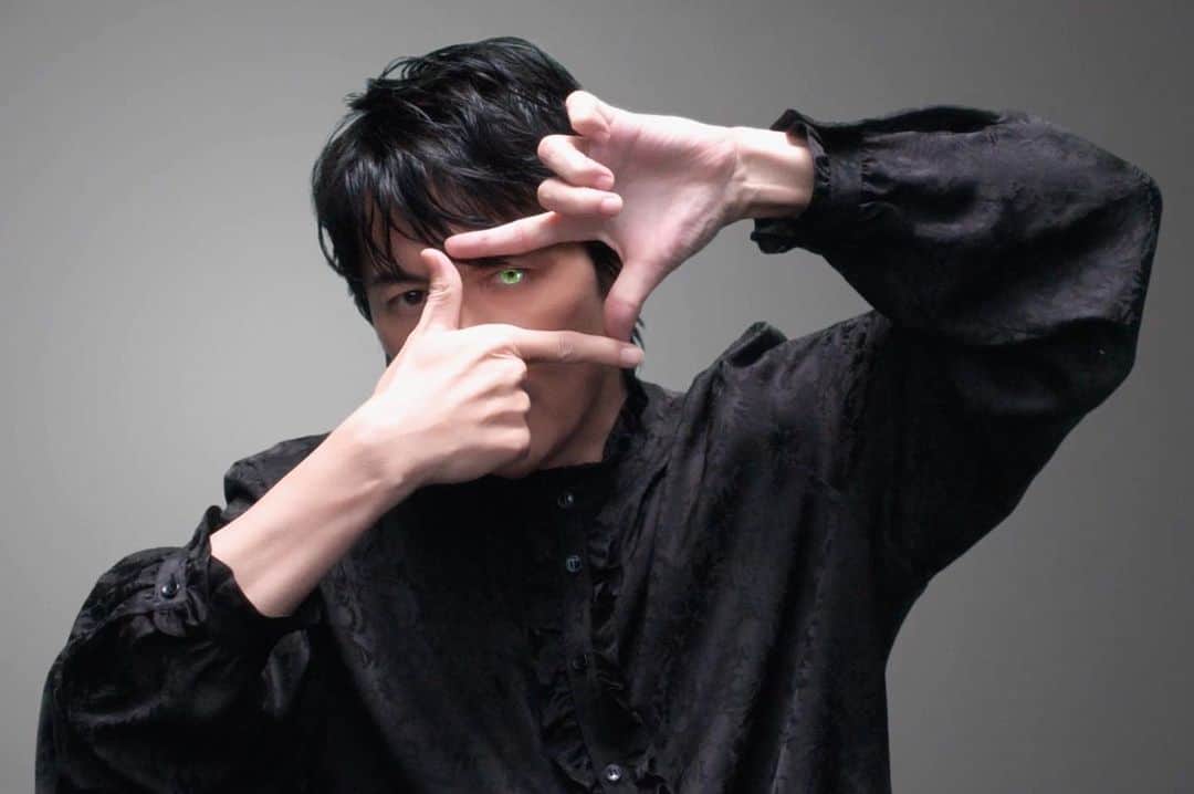 ザンゲ（ZANGE）さんのインスタグラム写真 - (ザンゲ（ZANGE）Instagram)「福山雅治さんのアカウントに僕達が😳😳😳 ここまでして頂けるなんて🙌😭🙌 @masaharu_fukuyama_official  福山雅治さん本当にありがとうございます🙏🙏🙏  このお写真と現場でお話下さったメッセージは一生の宝物にします😭🙌本当に夢のような時間でした✨ 今回の貴重な経験を活かして、これからもXTRAP頑張って行きます🧤  皆さん✨ 福山雅治さんの新曲『妖』ミュージックビデオにXTRAP出演させて頂いております✨どこまでが福山さんご本人で、どこからが妖か🧤面白い作品になってます✨ 是非見て下さい😁🎄  #福山雅治 #妖 #城塚翡翠 #BROS1991 #XTRAP」12月24日 19時05分 - zange_xtrap
