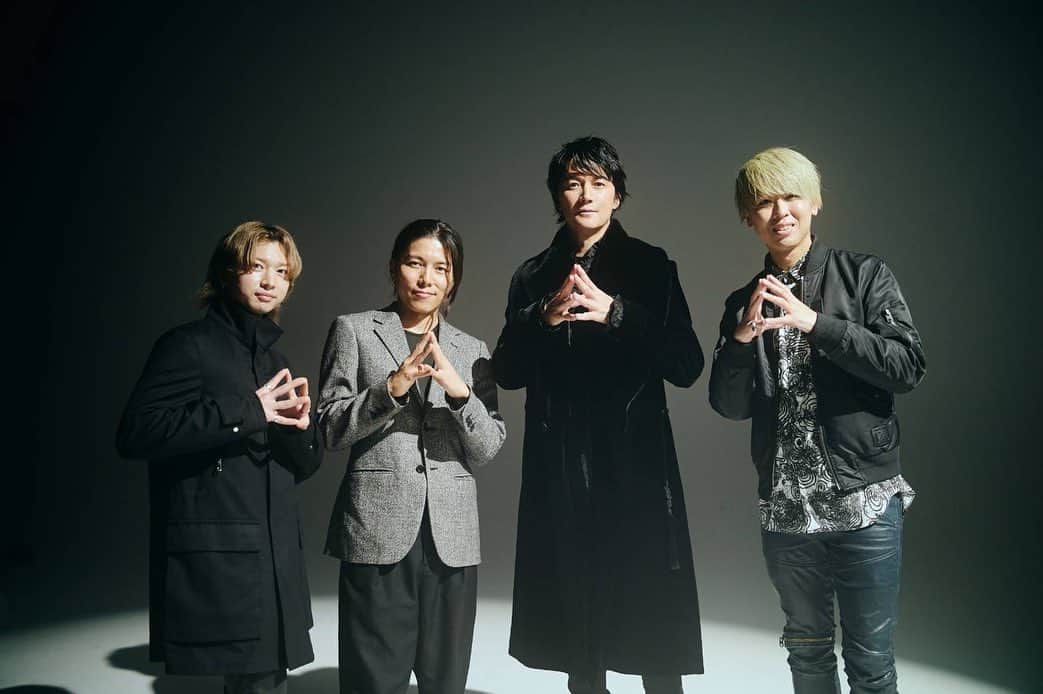 ザンゲ（ZANGE）のインスタグラム：「福山雅治さんのアカウントに僕達が😳😳😳 ここまでして頂けるなんて🙌😭🙌 @masaharu_fukuyama_official  福山雅治さん本当にありがとうございます🙏🙏🙏  このお写真と現場でお話下さったメッセージは一生の宝物にします😭🙌本当に夢のような時間でした✨ 今回の貴重な経験を活かして、これからもXTRAP頑張って行きます🧤  皆さん✨ 福山雅治さんの新曲『妖』ミュージックビデオにXTRAP出演させて頂いております✨どこまでが福山さんご本人で、どこからが妖か🧤面白い作品になってます✨ 是非見て下さい😁🎄  #福山雅治 #妖 #城塚翡翠 #BROS1991 #XTRAP」