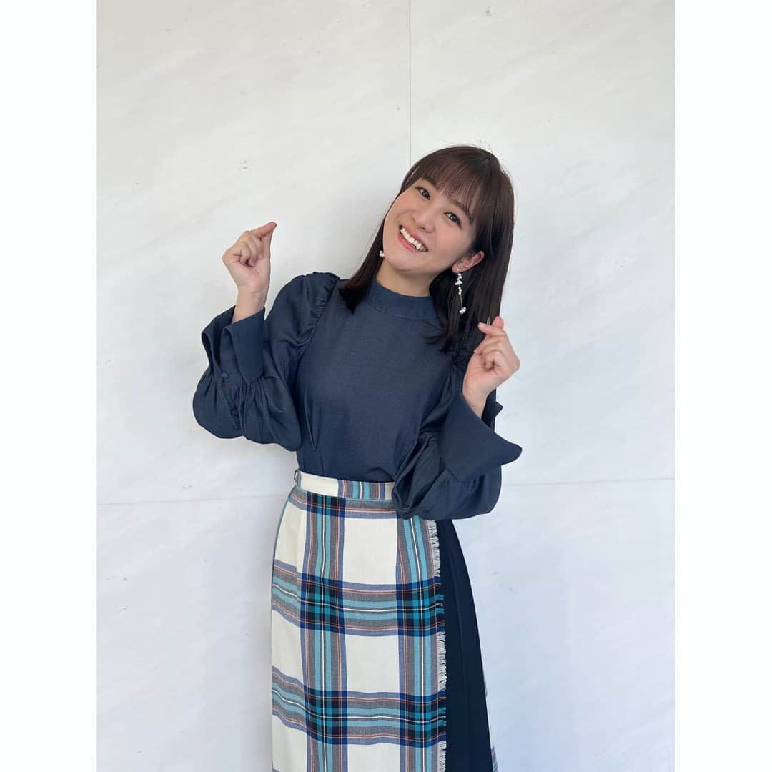 のインスタグラム：「. メリークリスマスです🎄 みなさんどんなふうにお過ごしですか？ 私は#ABEMA で#STAYC  JapanDebutShowcase クリスマスアンコール配信 をみる予定です🫶 もし予定がない方ぜひ☺️ #STAYC ちゃんたちクリスマスにありがとう本当神！🎄😭💓🥹💓🙏 #스테이씨 . 皆様素敵なクリスマスを🫰 . 1.2 トップス @solace___official スカート @superiorcloset_ined_official アクセサリー @near_and_dear.shop . 3.4 トップス・スカート @and.couture アクセサリー @starjewelry_press 5.6 スカート @superiorcloset_ined_official アクセサリー @joueteofficial 7.8 @celford_official パンツ @superiorcloset_ined_official アクセサリー @near_and_dear.shop 9.10 ワンピース @and.couture アクセサリー @star_jewelry_girl」