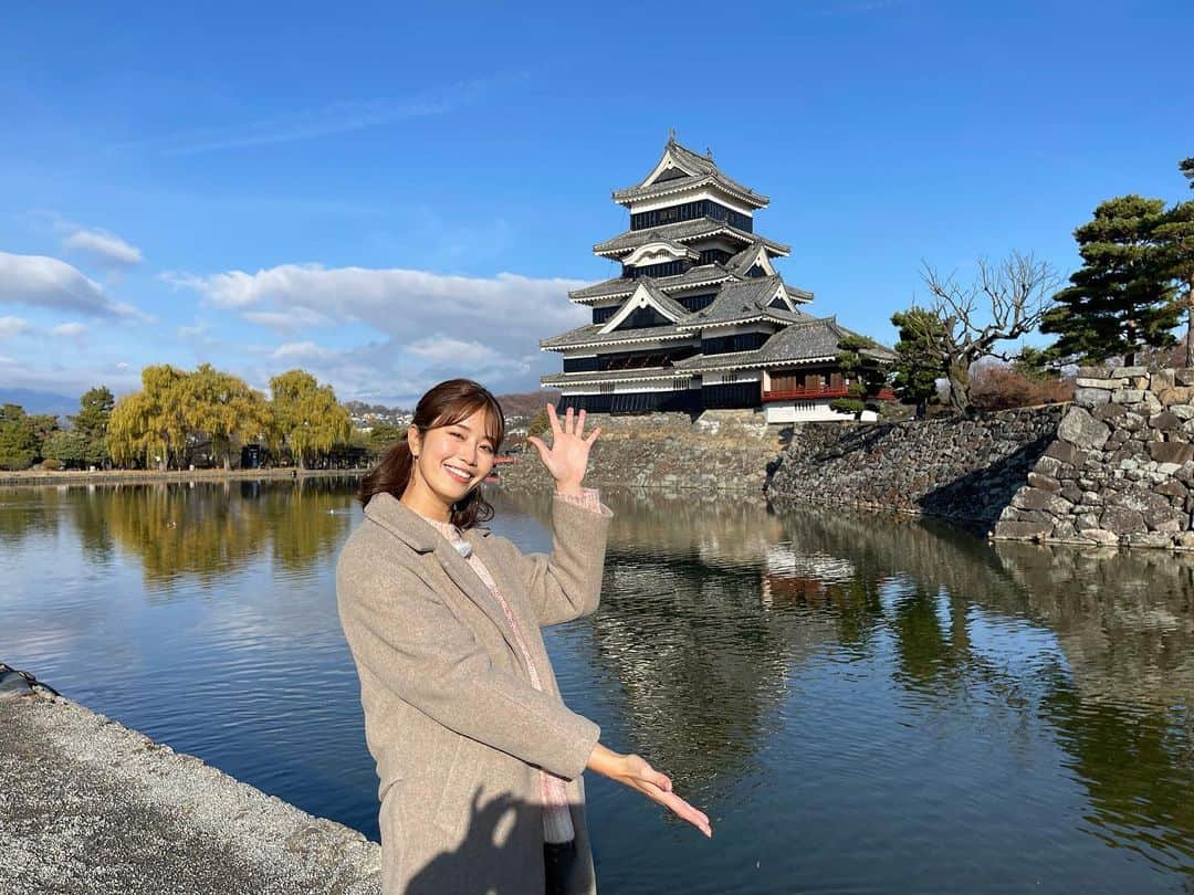 稲村亜美さんのインスタグラム写真 - (稲村亜美Instagram)「CBCまちイチありがとうございました😊 松本城をバックに写真を撮りました！ 長野は広くって楽しいです〜  #まちイチ」12月24日 13時51分 - inamura_ami