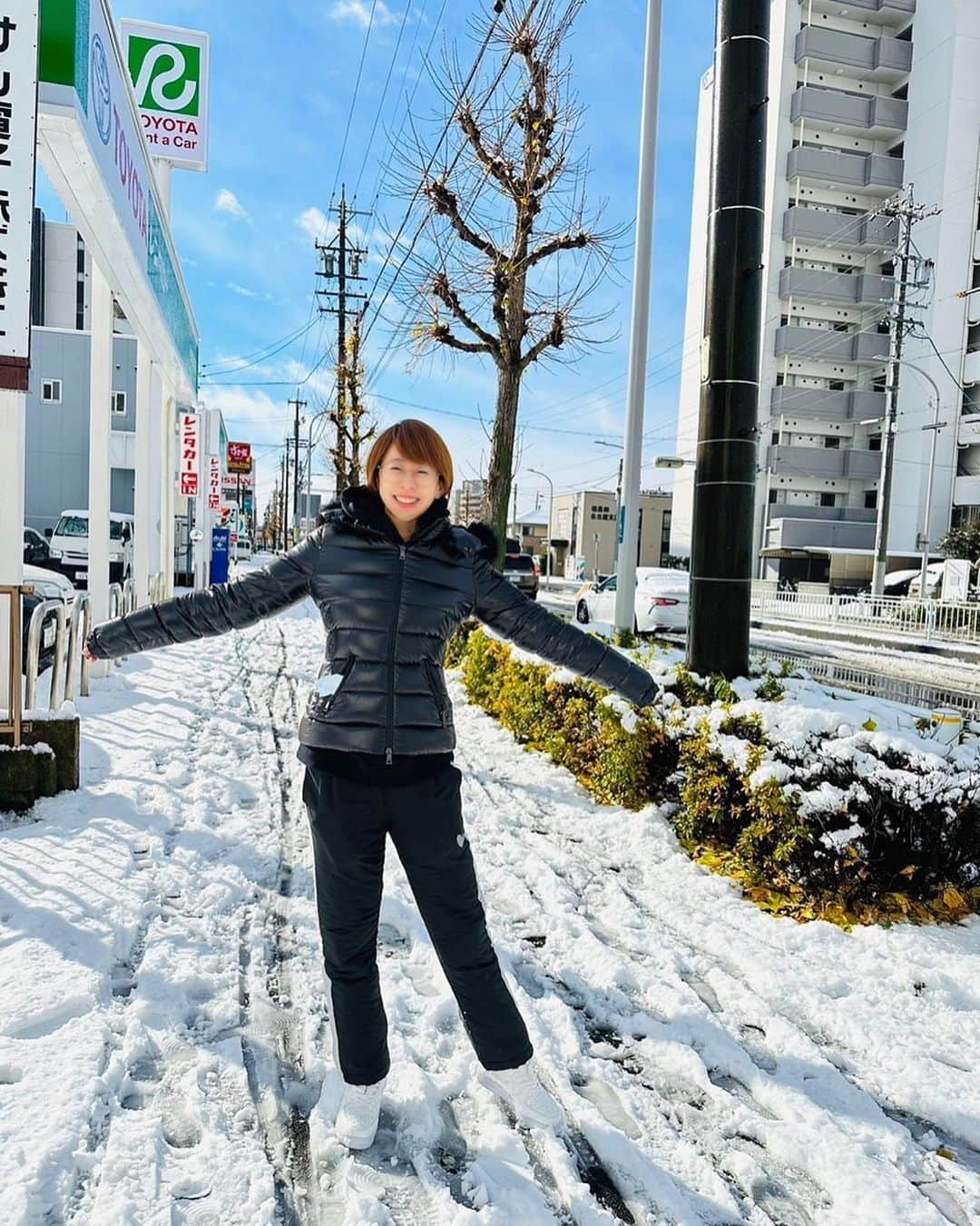 チョン・ジャーチーのインスタグラム：「天使捏碎了白雲，變成了雪花飄落在人間，人間瞬間雪白柔软，把你的煩惱藏在雪裡，當雪融化時會帶走所有煩惱⛄️  ⛄️ Angels crushed the white cloud into snow, falling on the world. The world becomes white and soft, hide your troubles in the snow, when the snow melts, all your troubles will go away ⛄️ #doyouwanttobuildasnowman #snowman #snow #japan #nagoya」