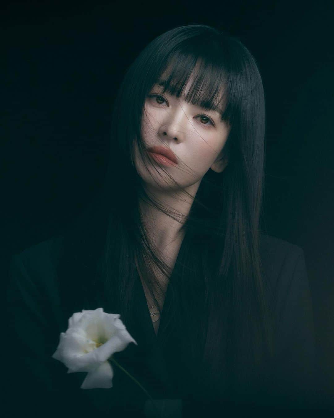 ソン・ヘギョのインスタグラム：「B-cut🖤  Merry Christmas🎄」