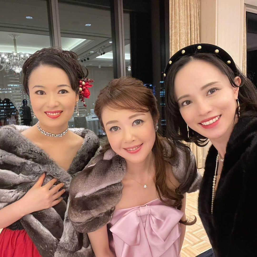 花城アリアのインスタグラム：「一昨日は 同期のあくらちゃんのお洋服ブランド👗✨ アクラローブのクリスマスパーティーにて 歌を歌わせて頂きました🎄🎶  あくらちゃんが開催するパーティーは お洒落で洗練されていて その美的センスにいつも驚かされます✨✨  今年の４月から、 ホテルオークラ東京に 店舗をオープンされて、 初めて伺ったのですが とっっても素敵なお店でした💕✨✨  沢山の人に あくらちゃんのお店とお洋服を 楽しんで貰いたいと心から思います😊💕💕  そして、大湖せしるちゃん✨✨ 思いがけず めちゃめちゃ話せて嬉しかったー😆💓 また会えますように💓💓  あくらちゃん 素敵なクリスマスパーティーに お招き頂きありがとうございました😊🎄💕  #アクラローブ　の #お洋服 #ファー #着させて頂きました　✨✨」