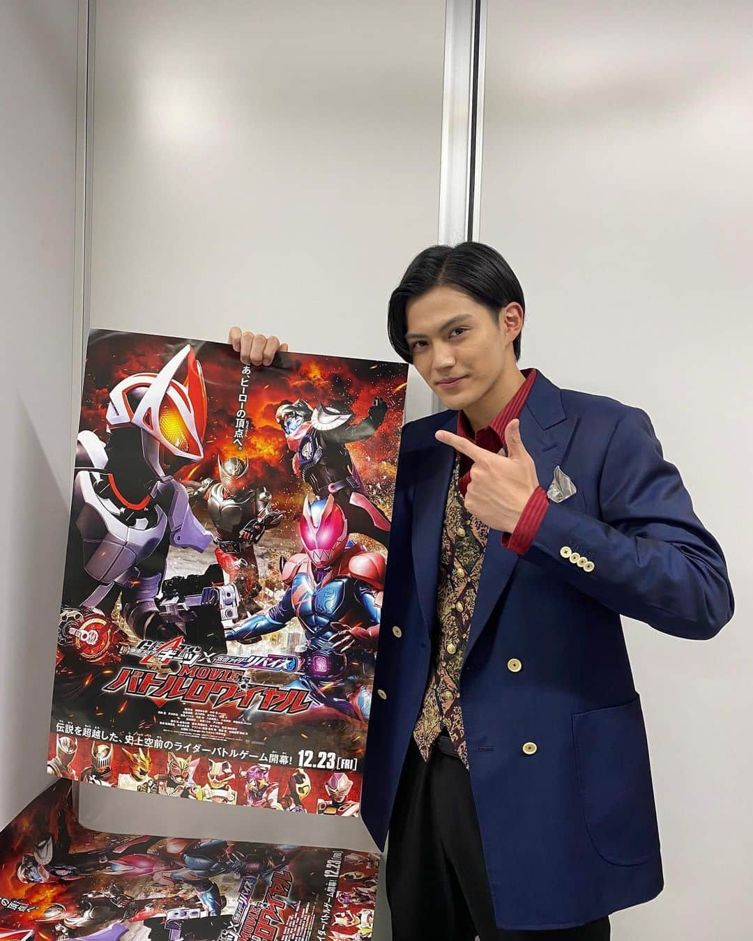 簡秀吉のインスタグラム：「「仮面ライダーギーツ×リバイスMOVIEバトルロワイヤル」公開記念舞台挨拶有り難う御座いました🦊😈  感動そして活力の貰える作品になっていますので是非劇場に足を運んで頂けると嬉しいです。  3枚目は大好きなひゅうちゃんと🫰🏻  #ギーツリバイスmovieバトロワ  #仮面ライダーギーツ  #簡秀吉」