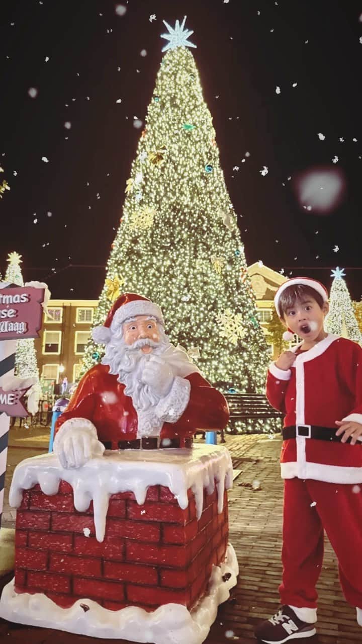 A_kun*mamaのインスタグラム：「Merry Christmas🔔 ステキなクリスマスをお過ごしください。 さぁ我が家にはサンタさんは無事に 来てくれるかなぁ⁇🤫 ⁡ ハウステンボス最高だったので 振り返りリール🎅🎄🎁 @huistenbosch_official また行きたい❤️❤️❤️ ⁡ @mamano.wa  #PR #ハウステンボス #huistenbosch #テーマパーク #リゾート #フォレストヴィラ #ホテルヨーロッパ #イルミネーション #光の街のクリスマス #クリスマス #旅行 #家族旅行 #子連れ旅行 #福岡 #ママノワ #6歳男の子 #1歳 #長崎 #長崎県 #長崎観光  #子連れスポット」