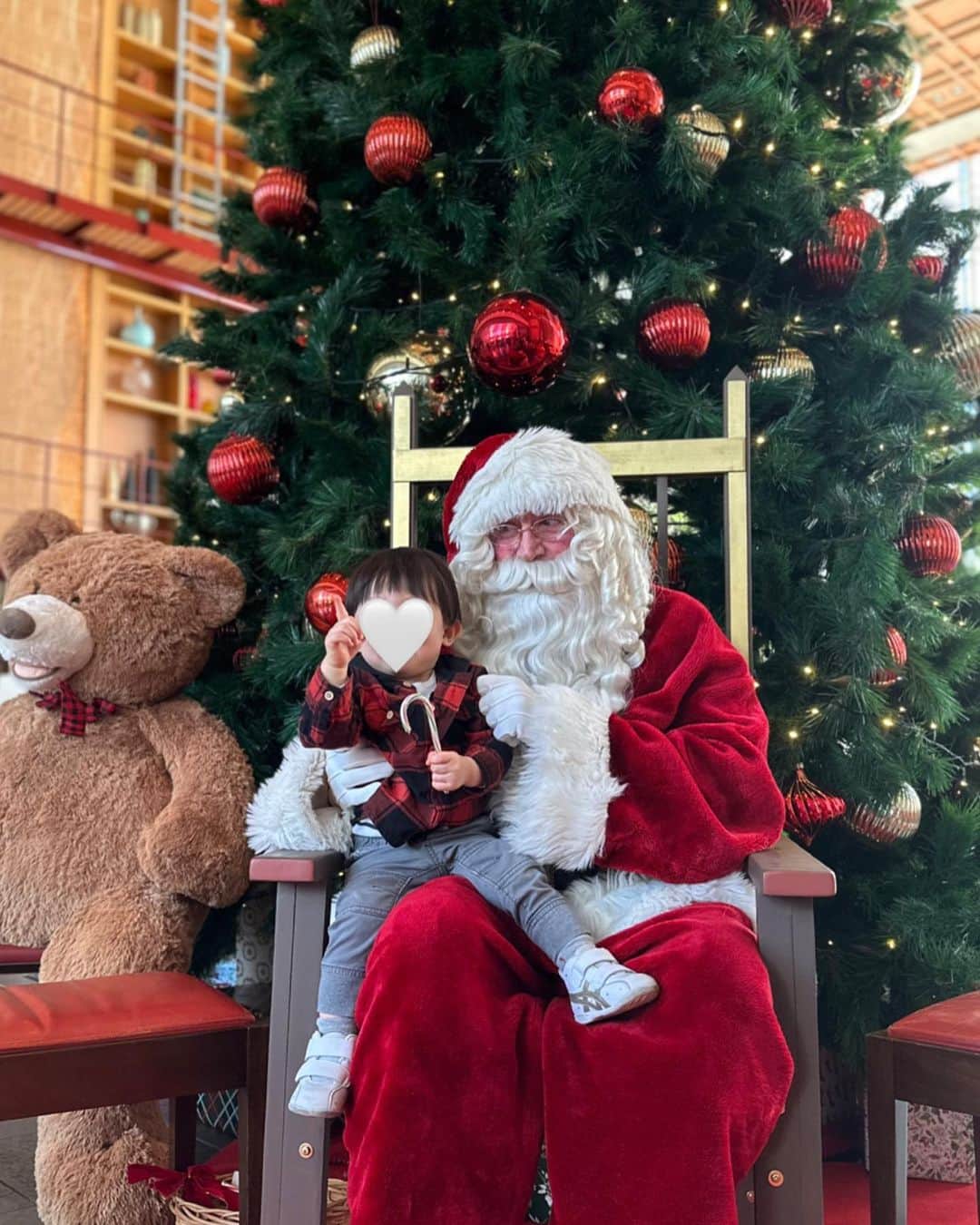 渡辺舞さんのインスタグラム写真 - (渡辺舞Instagram)「Finally, He mets lovely Santa 🎅 Why did you do “one”??👆🏻🤣  Happy holidays 🤍」12月24日 15時01分 - maipu0125