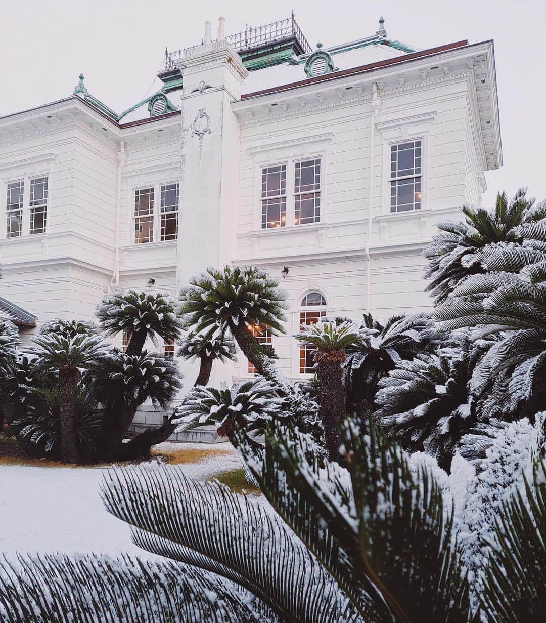 柳川藩主立花邸御花 | Yanagawa Ohanaさんのインスタグラム写真 - (柳川藩主立花邸御花 | Yanagawa OhanaInstagram)「⁡ 御花でクリスマスの雰囲気を感じられる場所…といえば白亜の西洋館です🎄❄️ ⁡ 12月18日は初雪。真っ白な雪が積もった西洋館はそれは素晴らしい景色でした。 ⁡ そして…御花で過ごす聖なる夜、訪れた人々の心に明かりを灯すキャンドルナイト🕯今夜24日から明日25日まで開催✨ ⁡ クリスマスの日、江戸時代の御池の名残を残す東庭園を開放し、LEDキャンドルと訪れた人々の心に明かりを灯すキャンドルナイトを開催いたします✨ ⁡  本イベントは、使用済みの小瓶を持参すると、その場で自分だけのキャンドルに明かりを灯すことができる、来場者参加型のキャンドルナイトです。 ⁡ 小さな灯りからはじまり、どんどん大きな光となっていく。そんな未来への想いが込めて灯します🕯 ⁡ かつての御花を知る世代から、これからの地域を担う子供たちまで、素敵なクリスマスを過ごす機会となりますように🎄✨ ⁡ ■概要　クリスマスキャンドルナイト in 御花 開催日：2022年12月24日（土）・25日（日）※雨天中止 時間：18:00〜20:00 場所：柳川藩主立花邸 御花 東庭園 入場料：無料（どなたでもご参加いただけます。） ⁡ ※駐車場について 敷地内の駐車場は、ご宿泊のお客様専用となっております。キャンドルナイトのみご参加のお客様につきましては、市営駐車場またはお近くのコインパーキングをご利用ください。 ⁡ ■今回の企画について 御花の敷地内にある東庭園は、かつて地元 柳川の方がバーベキューなどをして楽しむ「憩いの場」として活用されていました。今回は、未来の観光を作る新たなチャレンジとして始まった「TOUCA（とうか）プログラム」に参加する学生が、普段は宿泊したお客様の空間としての「夜の御花の魅力」を、地域に住む方々にも広く知ってもらいたいという想いから、クリスマスキャンドルナイトを企画しました🎄✨ ⁡ ⁡ #福岡ホテル#柳川ホテル #fukuokahotel#yanagawahotel #History#fukuoka #柳川藩主立花邸御花#御花 #柳川旅行#キャンドルナイト #福岡旅行#福岡観光#柳川観光 #文化財ホテル  #国指定名勝#福岡旅#九州旅 #福岡旅館#旅館朝食#九州ホテル #クラシックホテル#福岡 #クリスマス#福岡クリスマス #柳川クリスマス #西洋館#立花家の歴史 #柳川ライトアップ#初雪 #雪景色」12月24日 15時02分 - tachibanateiohana