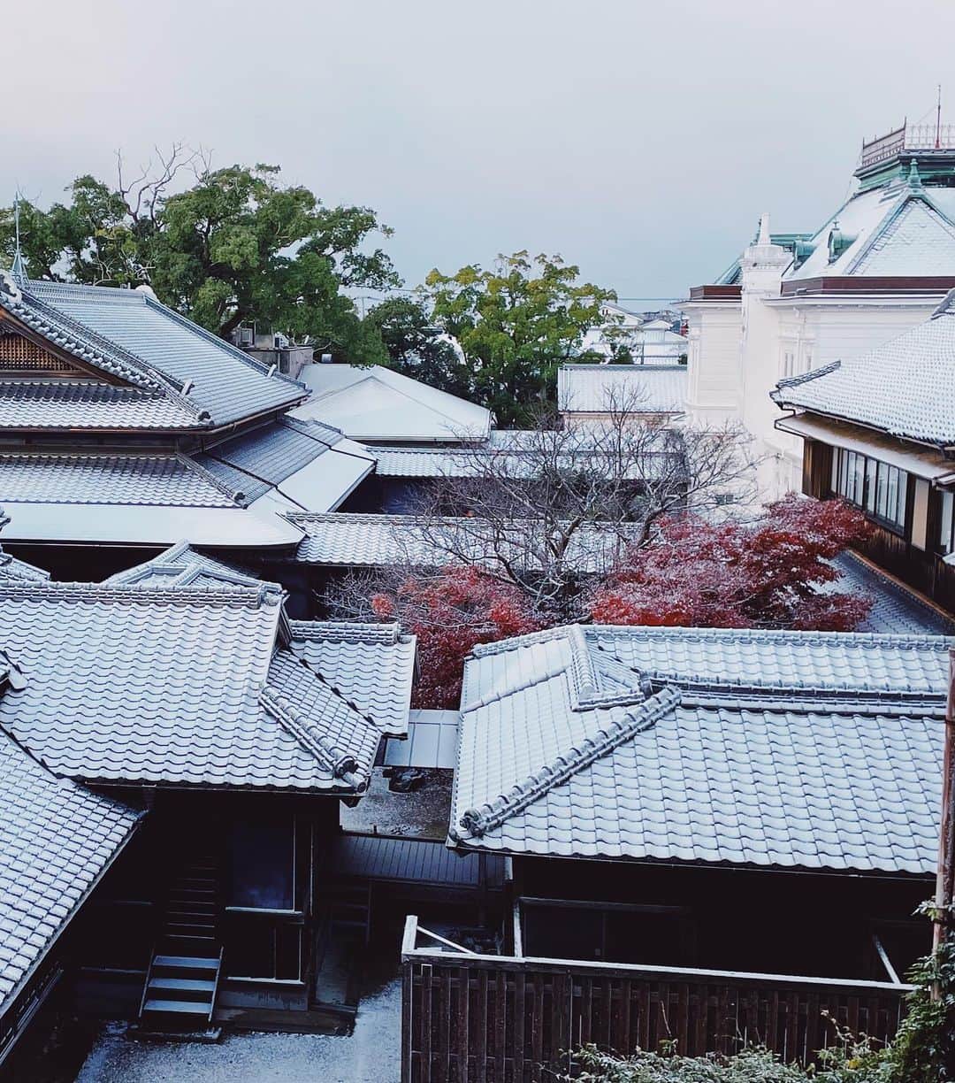 柳川藩主立花邸御花 | Yanagawa Ohanaさんのインスタグラム写真 - (柳川藩主立花邸御花 | Yanagawa OhanaInstagram)「⁡ 御花でクリスマスの雰囲気を感じられる場所…といえば白亜の西洋館です🎄❄️ ⁡ 12月18日は初雪。真っ白な雪が積もった西洋館はそれは素晴らしい景色でした。 ⁡ そして…御花で過ごす聖なる夜、訪れた人々の心に明かりを灯すキャンドルナイト🕯今夜24日から明日25日まで開催✨ ⁡ クリスマスの日、江戸時代の御池の名残を残す東庭園を開放し、LEDキャンドルと訪れた人々の心に明かりを灯すキャンドルナイトを開催いたします✨ ⁡  本イベントは、使用済みの小瓶を持参すると、その場で自分だけのキャンドルに明かりを灯すことができる、来場者参加型のキャンドルナイトです。 ⁡ 小さな灯りからはじまり、どんどん大きな光となっていく。そんな未来への想いが込めて灯します🕯 ⁡ かつての御花を知る世代から、これからの地域を担う子供たちまで、素敵なクリスマスを過ごす機会となりますように🎄✨ ⁡ ■概要　クリスマスキャンドルナイト in 御花 開催日：2022年12月24日（土）・25日（日）※雨天中止 時間：18:00〜20:00 場所：柳川藩主立花邸 御花 東庭園 入場料：無料（どなたでもご参加いただけます。） ⁡ ※駐車場について 敷地内の駐車場は、ご宿泊のお客様専用となっております。キャンドルナイトのみご参加のお客様につきましては、市営駐車場またはお近くのコインパーキングをご利用ください。 ⁡ ■今回の企画について 御花の敷地内にある東庭園は、かつて地元 柳川の方がバーベキューなどをして楽しむ「憩いの場」として活用されていました。今回は、未来の観光を作る新たなチャレンジとして始まった「TOUCA（とうか）プログラム」に参加する学生が、普段は宿泊したお客様の空間としての「夜の御花の魅力」を、地域に住む方々にも広く知ってもらいたいという想いから、クリスマスキャンドルナイトを企画しました🎄✨ ⁡ ⁡ #福岡ホテル#柳川ホテル #fukuokahotel#yanagawahotel #History#fukuoka #柳川藩主立花邸御花#御花 #柳川旅行#キャンドルナイト #福岡旅行#福岡観光#柳川観光 #文化財ホテル  #国指定名勝#福岡旅#九州旅 #福岡旅館#旅館朝食#九州ホテル #クラシックホテル#福岡 #クリスマス#福岡クリスマス #柳川クリスマス #西洋館#立花家の歴史 #柳川ライトアップ#初雪 #雪景色」12月24日 15時02分 - tachibanateiohana