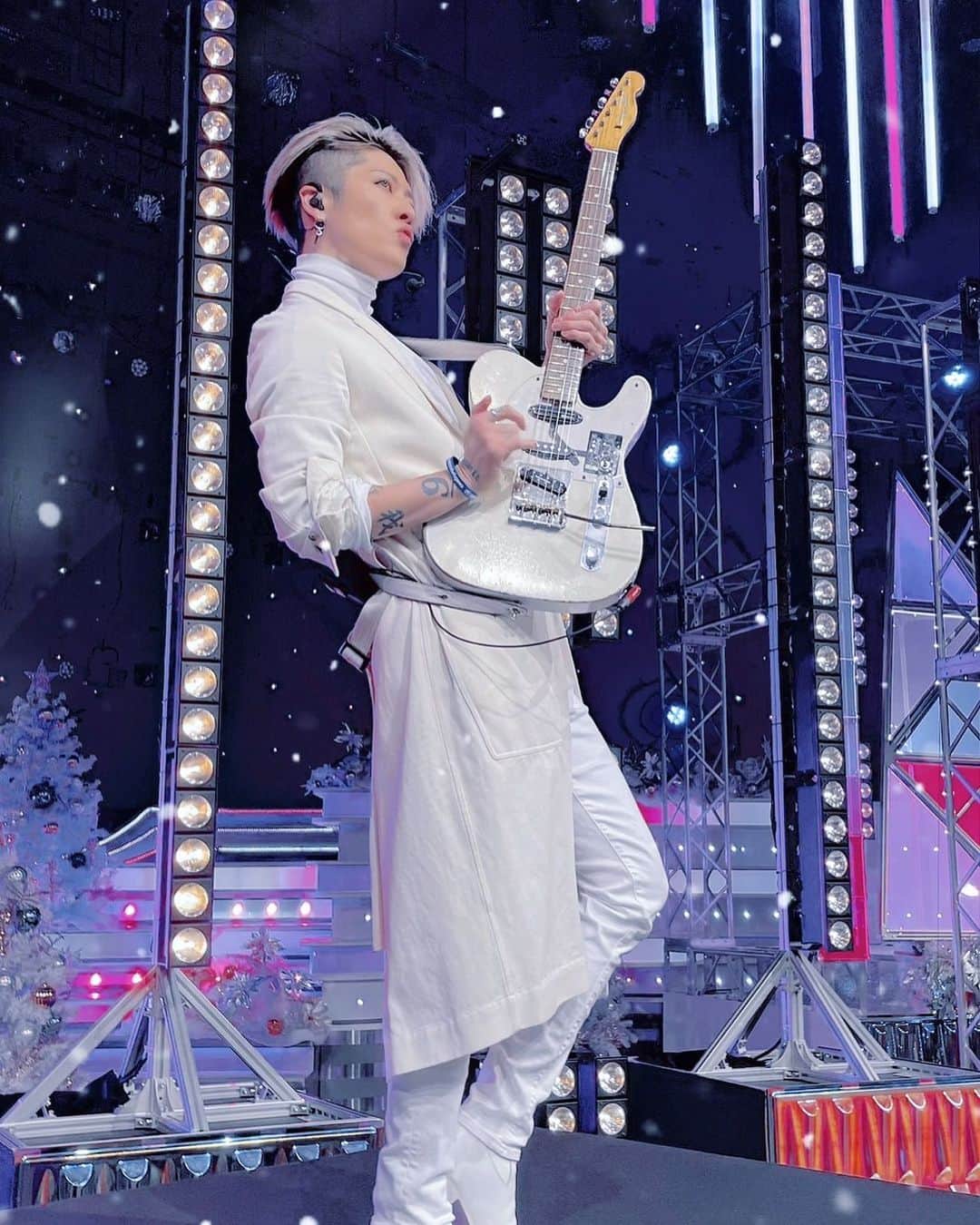 雅-MIYAVI-のインスタグラム：「Merry Christmas (Eve) 🎄Please have a warm and sweet holidays everyone!  メリクリイブです🎅🏻  今日はクリスマスツアー最終日、横浜！！！！  こちらも燃えていきます。 みんな暖かいクリスマスを過ごしてね😌」