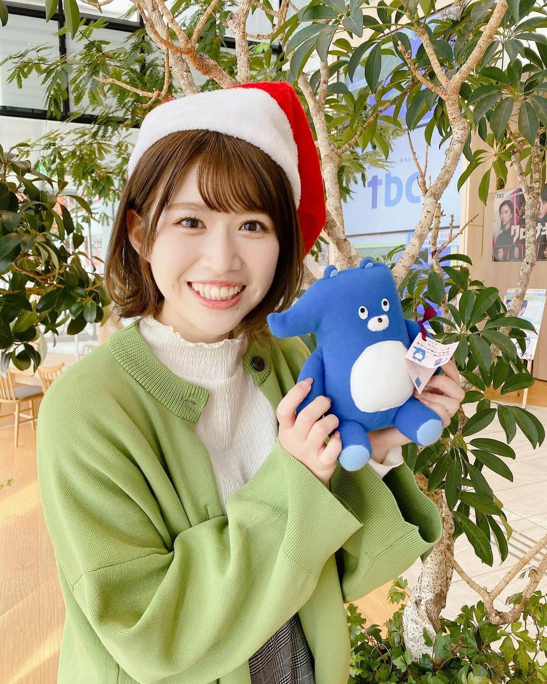 佐藤朱のインスタグラム：「クリスマスですね！🎄 . 会社のロビーで、ささやかながらサンタ気分を味わいました🎅 クリスマスプレゼントはモリーノです！のつもりです笑 #クリスマスプレゼント #クリスマスイブ #クリスマス #サンタ」