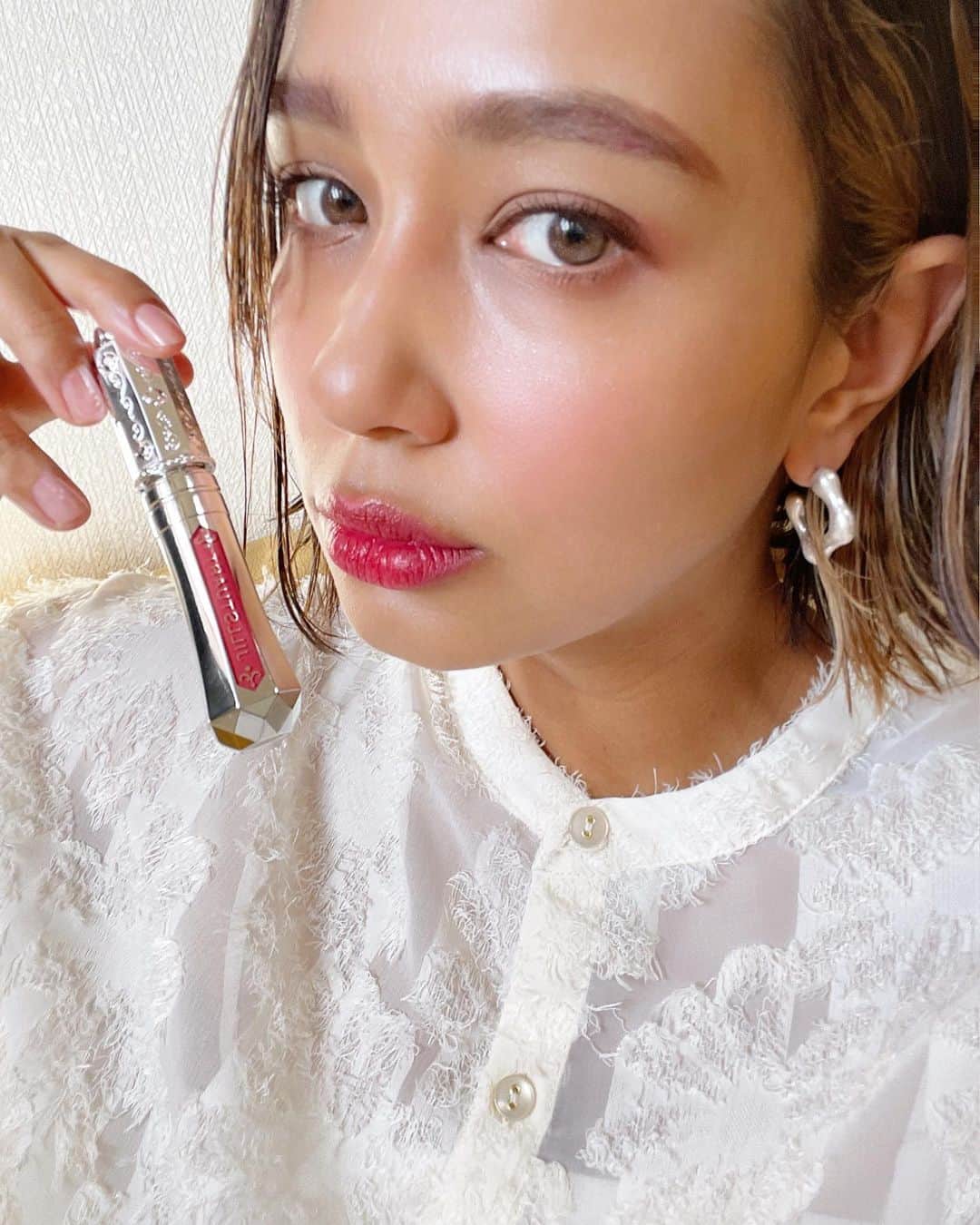 加治まやのインスタグラム：「JILLSTUART（@jillstuartbeauty ）のspring collectionをゲットしました✨ ビックリしたのがなんと言ってもティントリップ！！サラッとした軽い付け心地なのに一度ティッシュオフしてからはコーヒー飲んでもおにぎり食べても全然落ちませんでした。つい唇を舐めてしまいがちな私にはありがたい限り🥺写真の使用色は02番。シックな感じから鮮やかなものまでカラバリも豊富✨ アイシャドウはヌーディなピンク🌸イエベの私には難しいかな？と思ったんだけど浮くことなく派手になり過ぎず使いやすかったです。 パッケージもキラキラで持ってるだけでテンションあがっちゃう♡   #jillstuart_beauty #ジルスチュアート #pr #ティント #リキッドルージュ #ティントリップ #アイシャドウ #春メイク #makeup #eyeshadow #メイク#jillstuartbeauty #jillstuart #コスメ#新作コスメ」