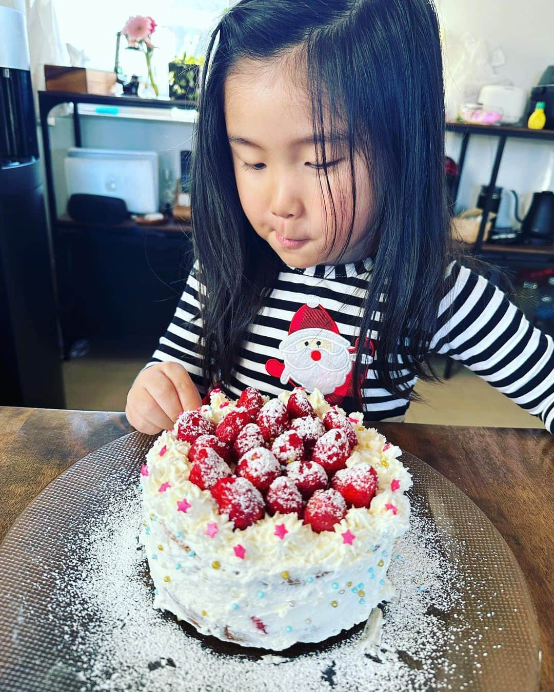 大熊啓誉のインスタグラム：「はなちゃんと2人でクリスマスケーキ作り！  これで、サンタさん誘うんだって✨  なかなかよく出来たけど…  スゲー指ペロペロしながらケーキにデコレーションしていくんだよな〜」