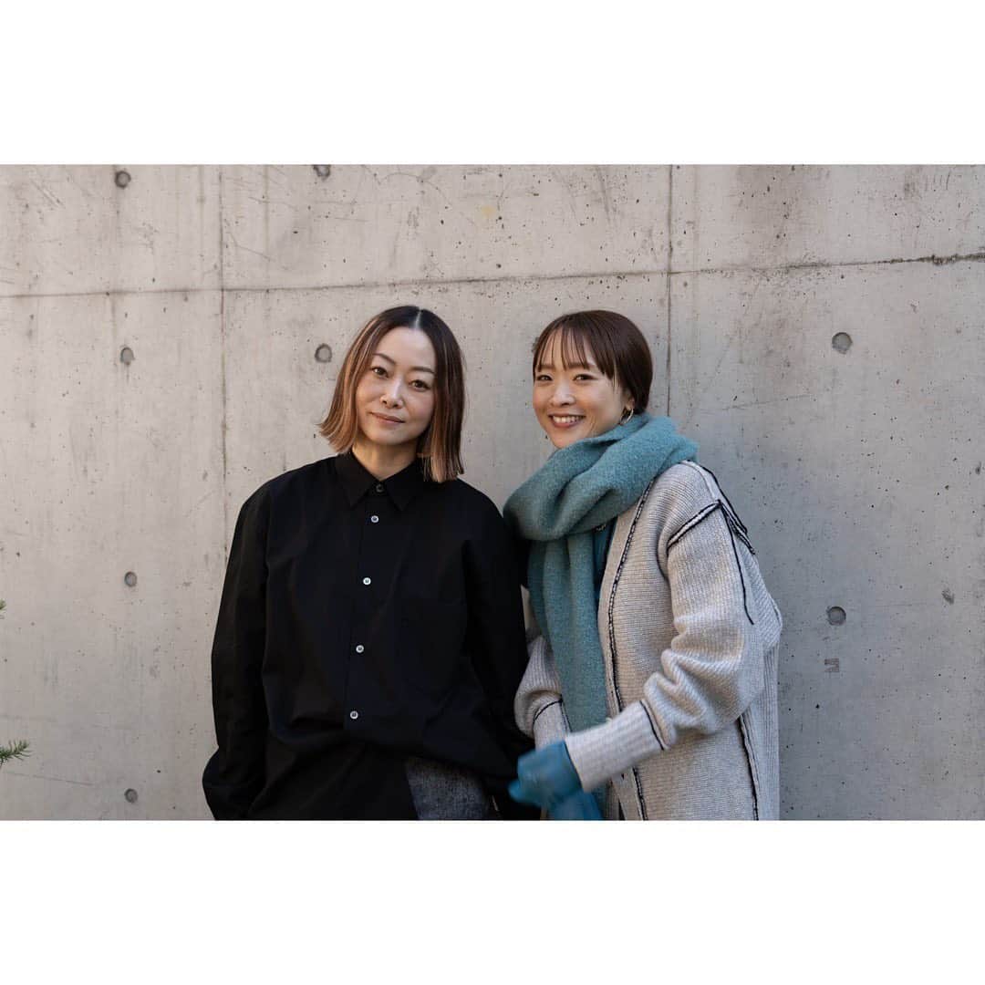 野尻美穂のインスタグラム：「今回のYouTubeはディレクター柴田さんにオファーさせていただきリステアへ。 セレクトショップ畑で育った私は、やはりセレクトショップに行く事が大好きで、リステアもその一つ。私が通ってた頃は店内も真っ暗でそれこそそこに行く目的で着て行く服を選んでたり、知らないブランドに触れる楽しさと緊張感を持って、頑張ってカード2回払いで買ってましたw 最近はなかなか足も運べずだったので、この機会に是非！とお願いしてお邪魔させてもらいました👏 やっぱり良い緊張感とワクワクはなんとも言えない服好きの心境で、それはそれは楽しい時間を過ごさせていただきました☺️セール品はゆっくり観れずだったのですが、動画内で履いてるパンツは持ち帰って来ちゃいました😙 ぜひ観てくださいね〜！  2度目ましての麻衣子さんもめちゃくちゃ気さくな方で、大好きになってしまいました🥹🫶🏻ありがとうございました❣️  #youtube @restirofficial  @maikorestir」