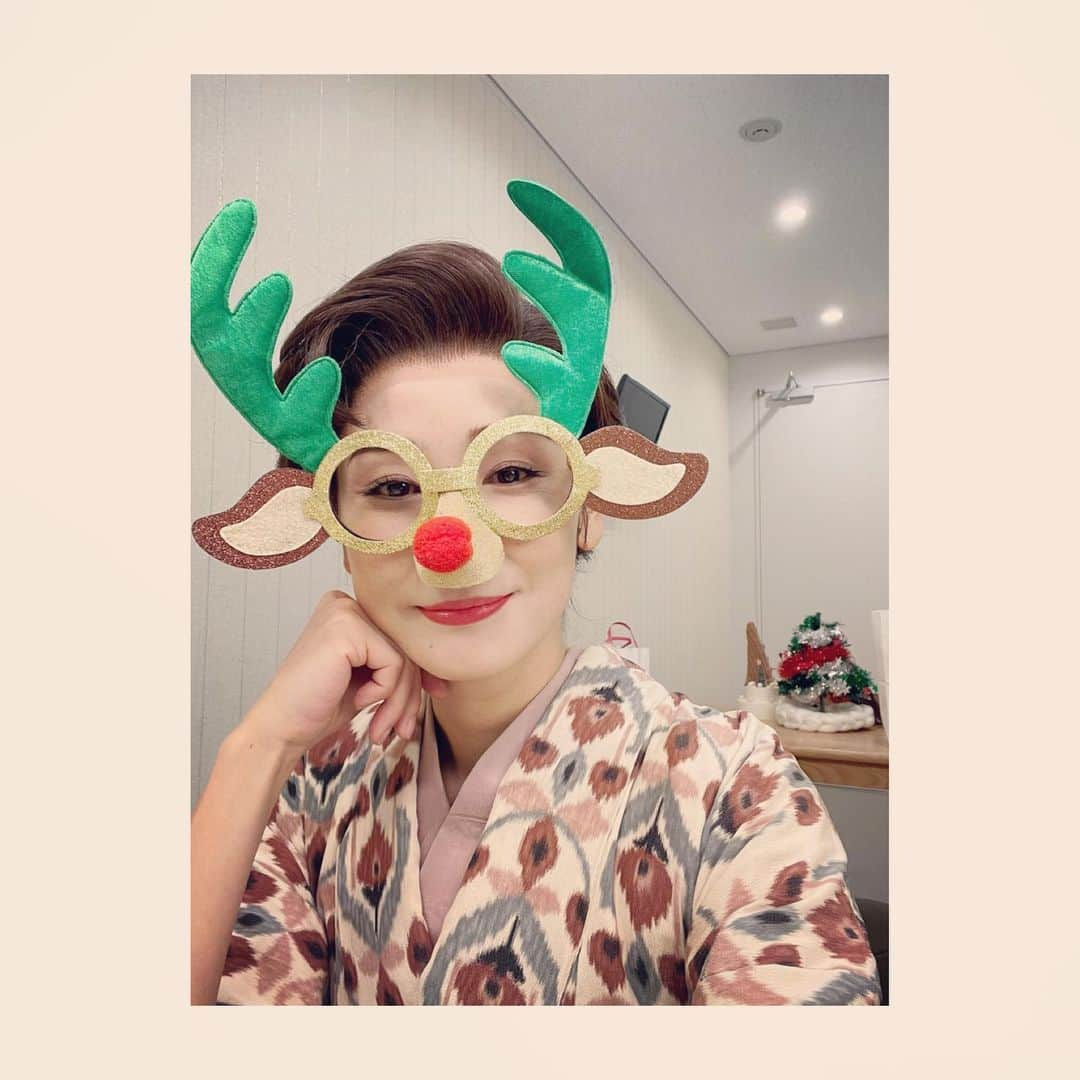 吉田羊さんのインスタグラム写真 - (吉田羊Instagram)「Merry Christmas Eve🎄✨  皆さま、心ほこほこの クリスマスイヴを✨  数さんタより🧑‍🎄」12月24日 15時54分 - yoshidayoh_official