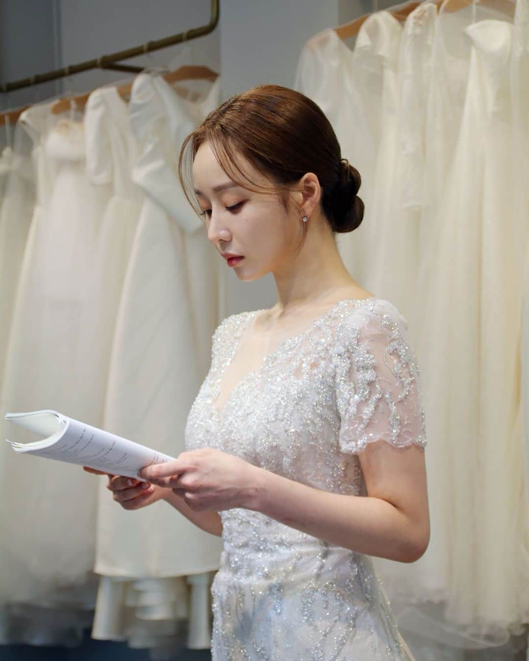 ムン・イェウォンのインスタグラム：「상민이 비하인드 결국 방송에는 나오지 못 한 상민이의 웨딩드레스 👗 여러분들 메리 크리스마스 🎄 더 더욱 행복하소서 ❤️  👗 @ahgongnim @j_hanna_123 @xu.xne  💇‍♀️ @mimm_boram  💄 @mimm_gg0ny」