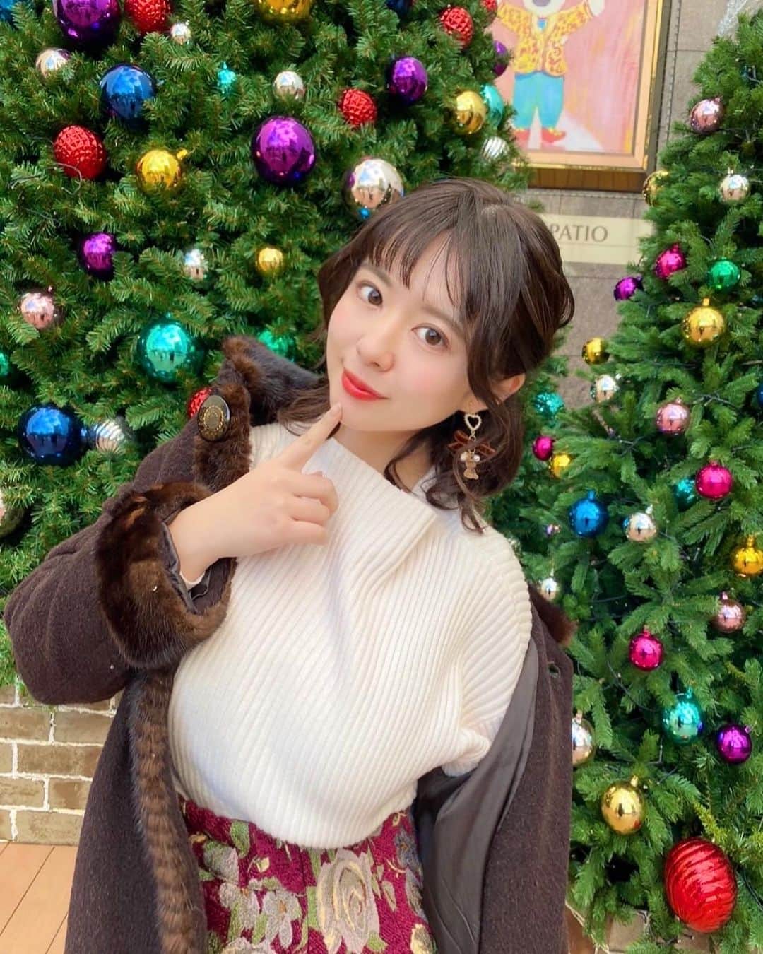 のインスタグラム：「Christmas is coming 🎅 クリスマスがやってくる🎅  #クリスマス #クリスマスイヴ #サンタ #インスタ映え #カメラ女子 #神戸 #関西 #christmas #instagood #kobe #kansai #christmastree #クリスマスツリー #冬メイク #冬 #冬服コーデ」