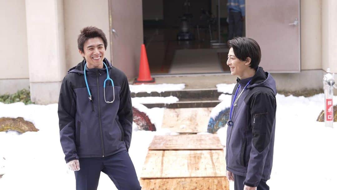 のインスタグラム：「. #PICU 小児集中治療室 📸最終回オフショット✨  大活躍だったER組✌️ 東上先生(#中尾明慶)と悠太(#高杉真宙) 2人の勇姿は何度でも見逃し配信で👀✨  最終回は #TVer で無料配信中🌈✨ https://tver.jp/lp/episodes/ep2wrmvc68  全話配信は #FOD で☺️👇 https://fod.fujitv.co.jp/title/904x/904x810011/  #吉沢亮」