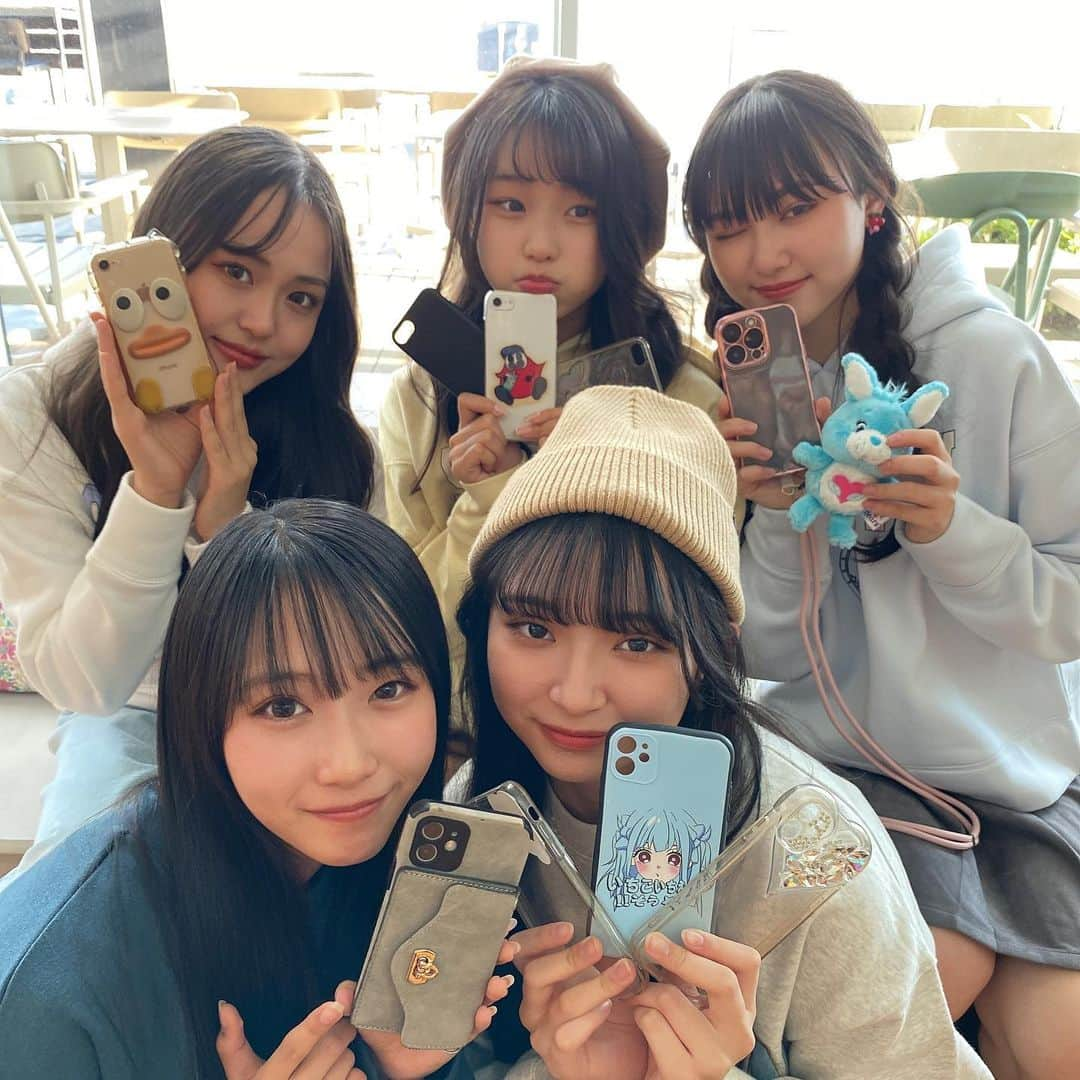 PINK-latte TV (ピンクラテTV) 公式さんのインスタグラム写真 - (PINK-latte TV (ピンクラテTV) 公式Instagram)「【ピンクラテTV #スマホケース 💕】  ピンクラテTVでは大人気だった企画！ スマホケース紹介📱を今日のYouTubeで またやりました👏🏻💗💗💗  前回やったのはアリアがいたときだから 1年以上前かな？！ 久しぶりにまたたくさんのスマホケースを紹介してるので ぜひYouTube見てみてね🥰  p.s.またまたお久しぶりの投稿になってごめんなさい🥲 毎回投稿久しぶりなっちゃうと「みんな忘れてないかなぁ」って不安で投稿するの緊張しちゃう😂 これ読んでくれてるぴてぃーず、良かったらコメントしてね♥ たくさんお話しよ〜🤭❤️❤️ みんな冬休みはなにするの？☃️ ______  #オフショ #オフショット #未公開カット #YouTube #スマホショルダー #jc3 #jc2 #js6 #jc #ピンクラテ #ピンクラテTV」12月24日 16時29分 - pinklatte_tv