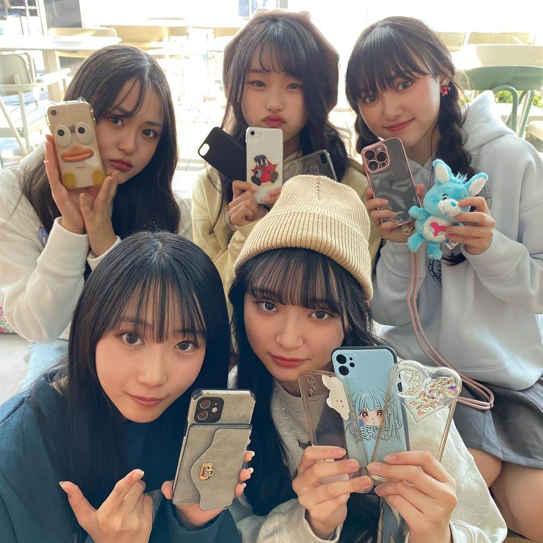 PINK-latte TV (ピンクラテTV) 公式のインスタグラム：「【ピンクラテTV #スマホケース 💕】  ピンクラテTVでは大人気だった企画！ スマホケース紹介📱を今日のYouTubeで またやりました👏🏻💗💗💗  前回やったのはアリアがいたときだから 1年以上前かな？！ 久しぶりにまたたくさんのスマホケースを紹介してるので ぜひYouTube見てみてね🥰  p.s.またまたお久しぶりの投稿になってごめんなさい🥲 毎回投稿久しぶりなっちゃうと「みんな忘れてないかなぁ」って不安で投稿するの緊張しちゃう😂 これ読んでくれてるぴてぃーず、良かったらコメントしてね♥ たくさんお話しよ〜🤭❤️❤️ みんな冬休みはなにするの？☃️ ______  #オフショ #オフショット #未公開カット #YouTube #スマホショルダー #jc3 #jc2 #js6 #jc #ピンクラテ #ピンクラテTV」