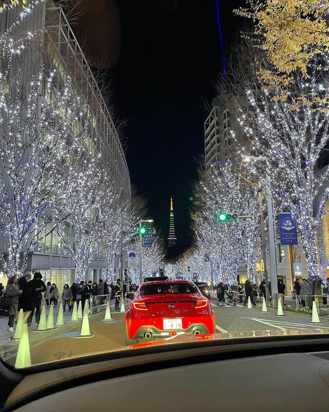 柏木葵のインスタグラム：「2022Christmas🎄✨ イルミネーション見れたから良し👌  #六本木 #欅坂イルミネーション #クリスマス  #インスタグラマーたくさんいた #みんな写真撮ってた  #寒すぎて外出て写真撮る気力は無かった #メリクリ」
