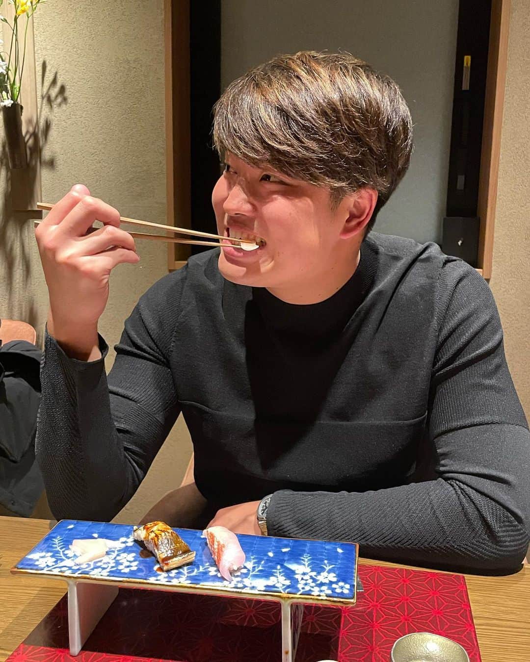 村上宗隆のインスタグラム：「ガリパクリ😋  お久しぶりでスゥー  #生姜」