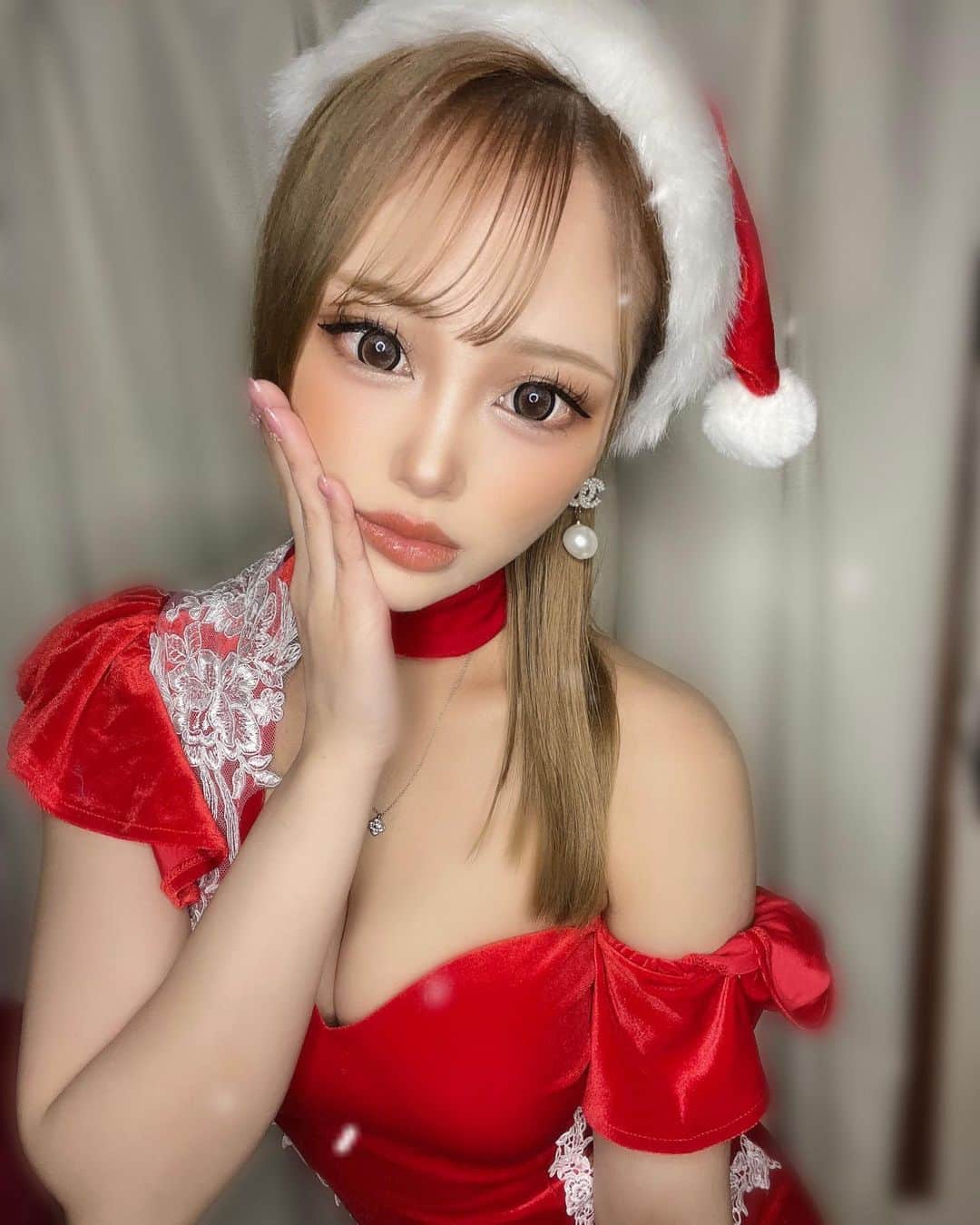 AYAKAのインスタグラム：「𝒎𝒆𝒓𝒓𝒚 𝑿𝒎𝒂𝒔💝  もうあやかにサンタはこないから サンタになっとこ。。❄️」