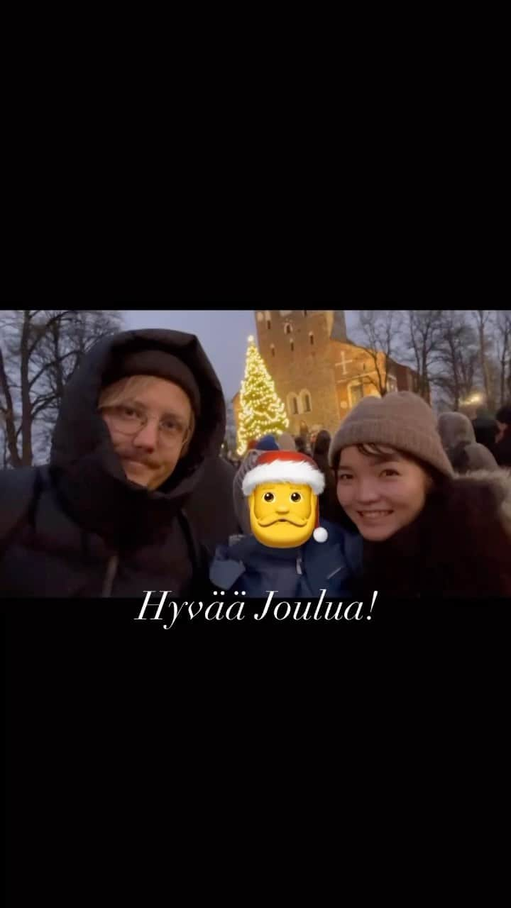 スオミの旦那と一生一笑のインスタグラム：「Hyvää Joulua! みなさんすてきなクリスマスをお過ごしください🎄🎅  さあ、今年も食べるぞ〜〜〜！！ フィンランドのクリスマスフード大好き…😋 みなさんはクリスマス、何を食べますか？😍  #トゥルク大聖堂 #フィンランド #クリスマスツリー #家族の思い出 #家族写真 #クリスマス」