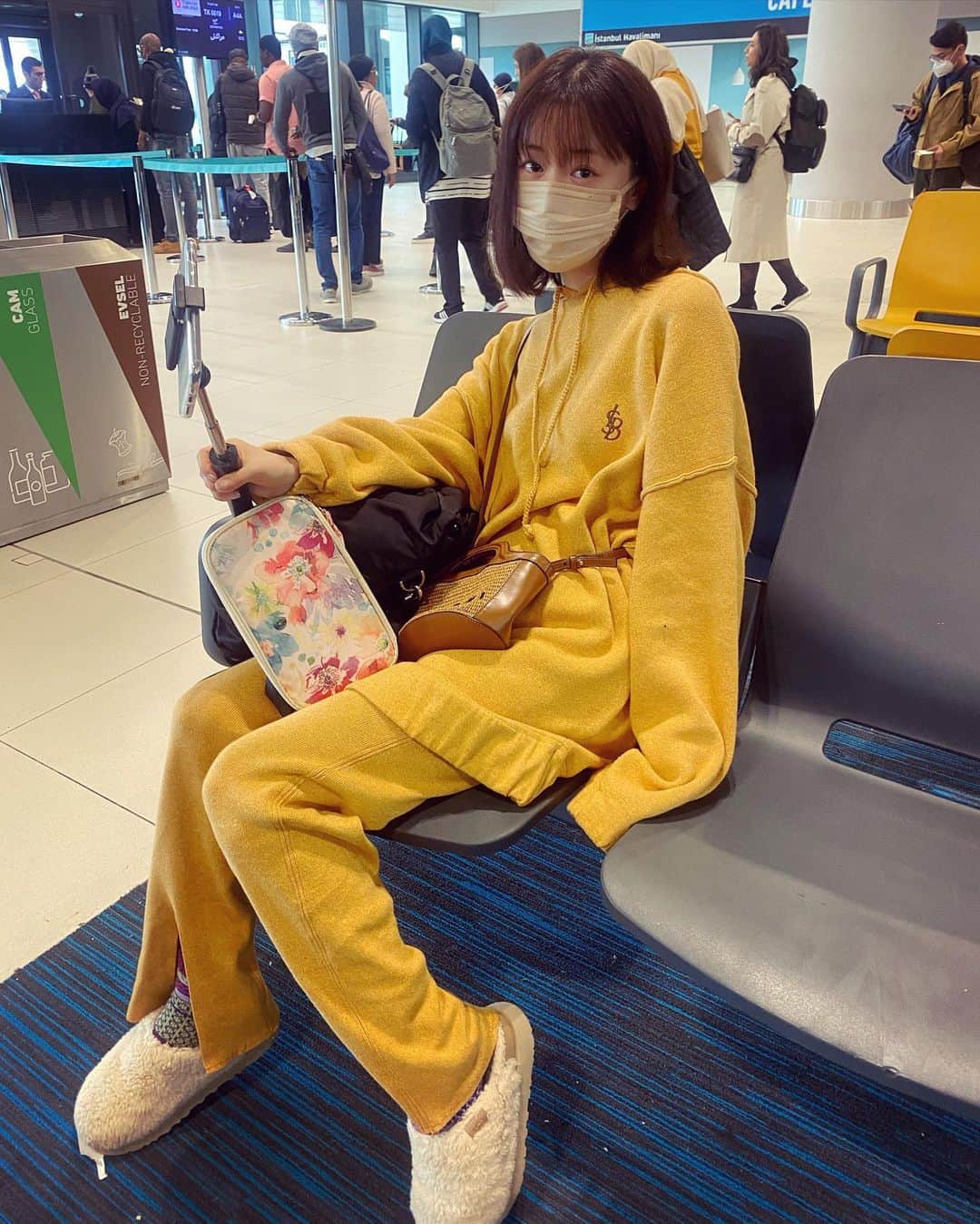 松本まりかのインスタグラム：「メリークリスマス🎄inモロッコ🇲🇦 片道24時間、モロッコ行って来ました アフリカモロッコの魅力キュンキュンです❤︎ イヴにモロッコのきゅんをお届けしたい♡  突然スケジュール6日抑えたのでなんでもむちゃぶりしてください！ という、夢のような企画。 即座にモロッコに行きたいと口走っていました。  14時間フライト終え、空港内のハマムに入り🧖🏼‍♀️ トルコイスタンブールからトランジット中🍦  （告知遅くなってごめんなさい🥺こんな素晴らしい企画に参加できて幸せでした。スタッフの皆さん弾丸の旅、そして沢山むちゃぶり叶えてくださってありがとうございました✨みなさま、是非見逃し配信でも！）  #世界むちゃぶりトラベラーズ 12/24 16:30から　フジテレビ✨  モロッコのママにまた会いたいなぁ😌😌 最後に食べたモロッコのママのご飯、感動する美味しさでした..🥹」
