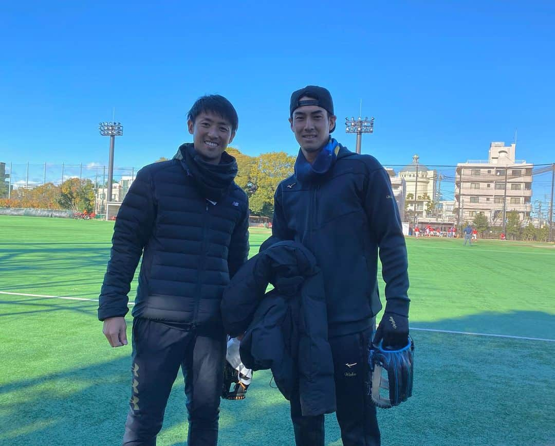 藤村大介のインスタグラム：「ワカと小学生に野球教室⚾️ 楽しい時間😄 みんな頑張れ✨✨ #若林晃弘」