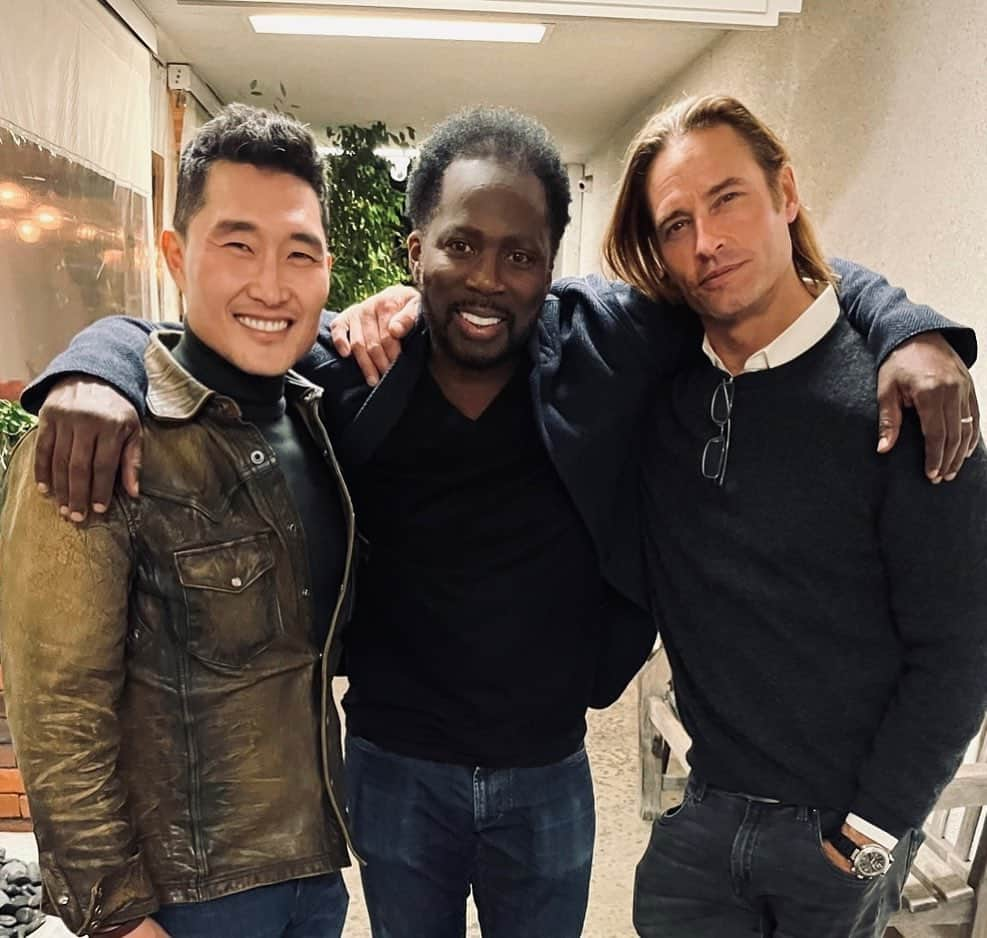 ジョシュ・ホロウェイのインスタグラム：「happy holidays y'all!  #bros #lost」