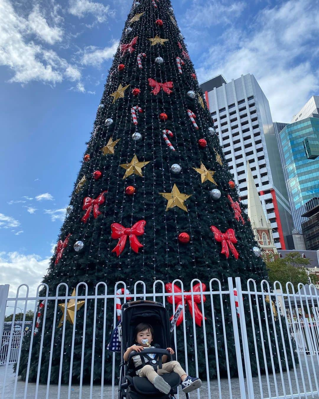 稀鳥まりやさんのインスタグラム写真 - (稀鳥まりやInstagram)「🎄⭐️⛄️ クリスマスイブですね💕 オーストラリアの夏のクリスマスに慣れつつありますが、やっぱりホワイトクリスマスも恋しいわ😂 今夜はプレゼントラッピング頑張らなきゃ！ 明日の息子のリアクションが楽しみ😙 ・ ・ #夏のクリスマス #ブリスベン」12月24日 17時11分 - mariya_kitori