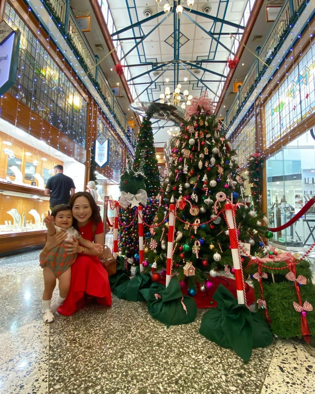 稀鳥まりやさんのインスタグラム写真 - (稀鳥まりやInstagram)「🎄⭐️⛄️ クリスマスイブですね💕 オーストラリアの夏のクリスマスに慣れつつありますが、やっぱりホワイトクリスマスも恋しいわ😂 今夜はプレゼントラッピング頑張らなきゃ！ 明日の息子のリアクションが楽しみ😙 ・ ・ #夏のクリスマス #ブリスベン」12月24日 17時11分 - mariya_kitori