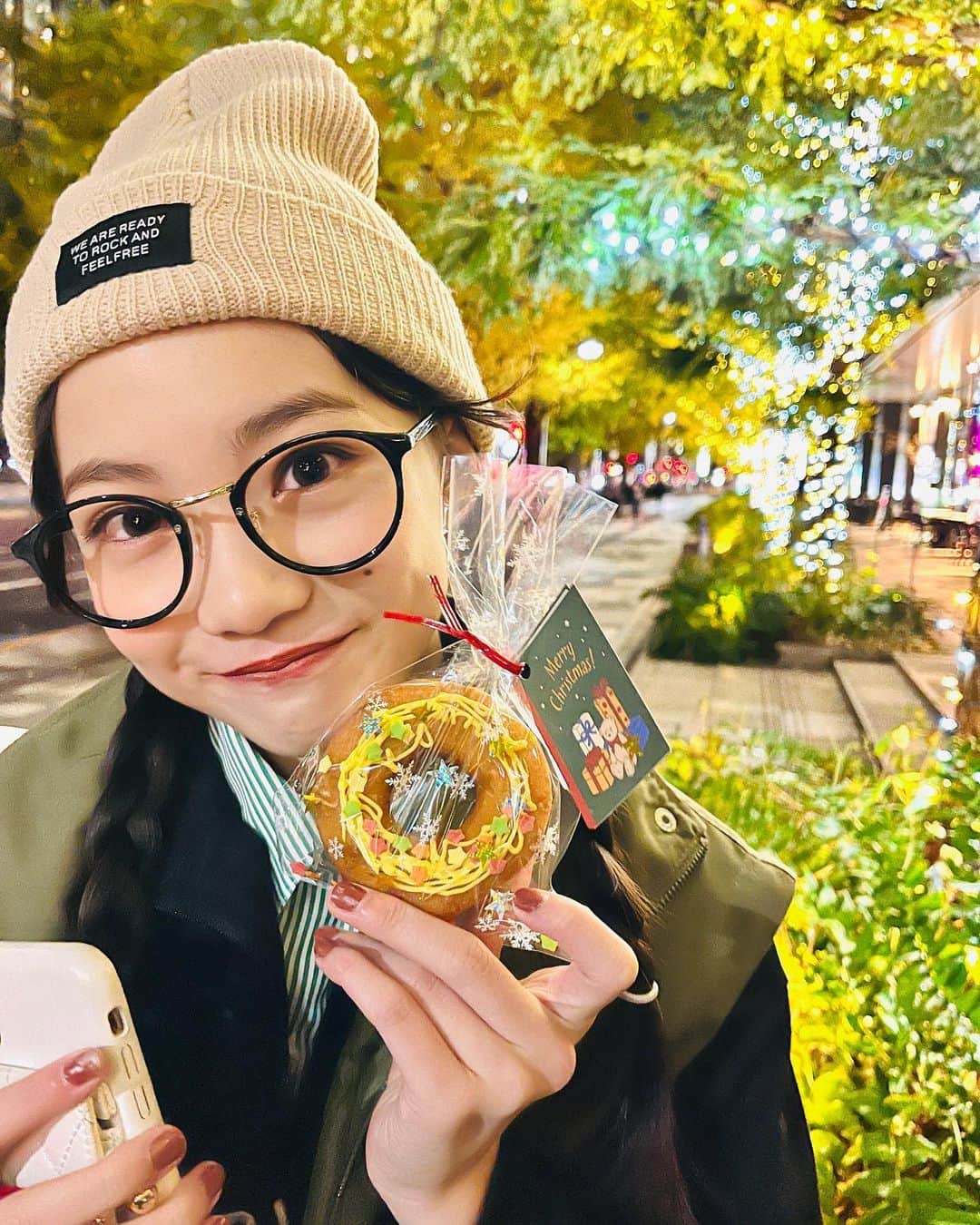 ニコ☆プチのインスタグラム：「🎅🌟💝  イヴだね🫶🏻❄️ クリスマスということで 特別企画をアップしています💝  おしゃれリーダーあんにゃによる 冬のトレンドファッションをお届けするよ🤍 ショートストーリーつきなのでニコ☆プチネット＆YouTubeでぜひチェックしてみてね☺️🌟  ちなみに写真は 『撮影終わりのゆるっとオフモード』コーデ☃️❤️💚 手に持っているドーナツはなんだろう🤔🍩？？  みんな楽しいクリスマスを過ごしてね🌟  #星乃あんな #09 #冬コーデ  #クリスマス #クリスマスイヴ #ドーナツ #ニコプチ」