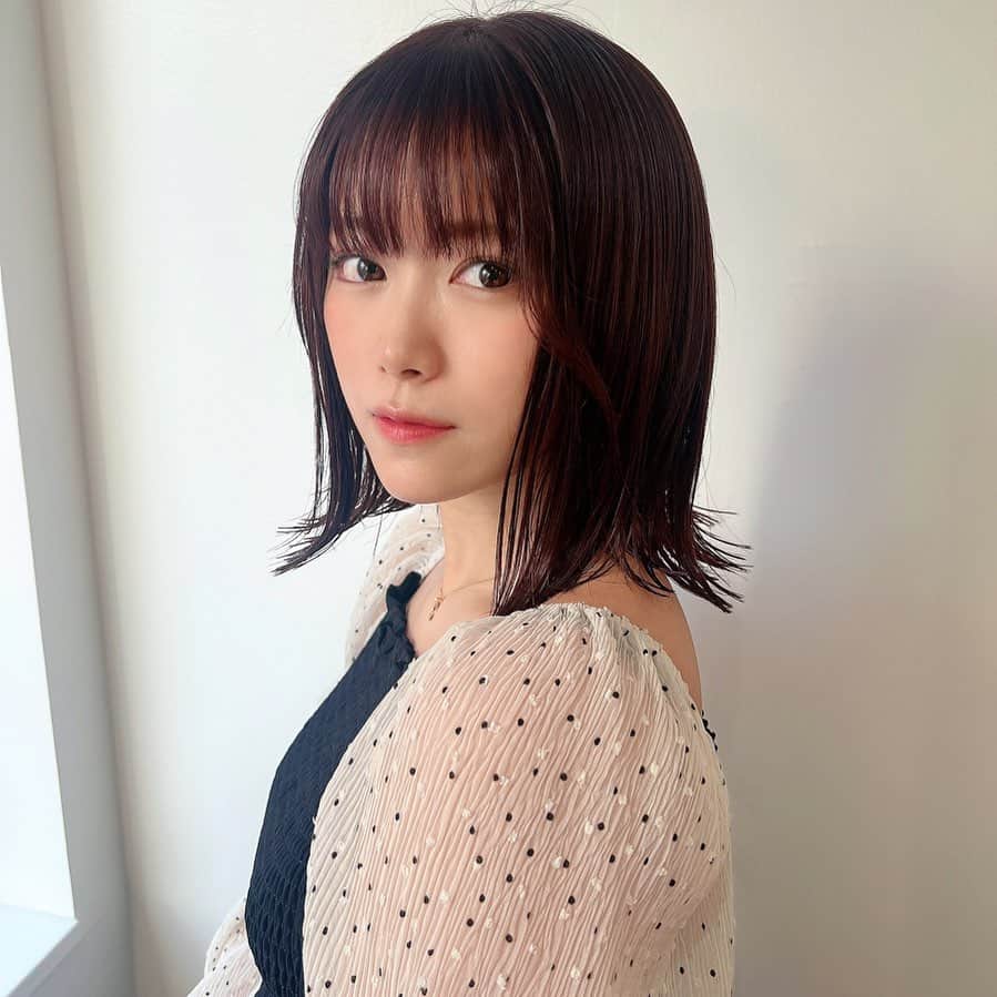 山内鈴蘭のインスタグラム：「髪ショートにして、染めたよ🤭💕  @ryota_navile さん いつも理想のカラーに、カラー落ちてきても綺麗で居られるようにしてくれていつもありがとう🥺  DVD撮影のためにずっと伸ばしてたから 切りたくなってしょうがないや🤣笑  #美容室 #ヘアカラー #ピンクベージュ #暗めカラー #ヘアトリートメント #表参道美容室 #ショートヘア #私服 #navile #髪質改善トリートメント トリートメント #ゴルフ女子 #ゴルフ好きな人と繋がりたい」