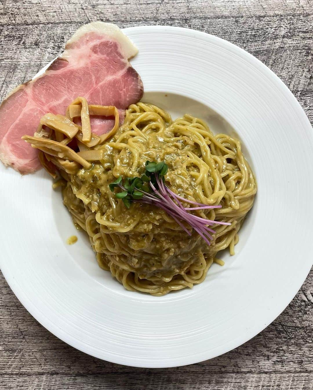 無化調ラーメン「ゆきふじ」のインスタグラム：「『中太麺のパスタ風ボンゴレ麺』  もはやつけ麺ですら無くなってきていますが、麺食堂なのでお許しください。  固定概念を無くして、ギューーーっと美味しさを詰め込みました。  年明けに4日がワンオペなので、その日に少しゆっくり作ろうと思います。  すごーーーーーーーーーーーーく お待たせするので、時間が無い方はまた後日お願いします🤲  なんかこうやって食べたいと言う方は、 遠慮なく言ってください。 可能な限り対応します。  まだ練り歩きてるので、詳細ストーリー見てください。  ※写真はイメージです  #ボンゴレ #ボンゴレビアンコ #わがままデイ」