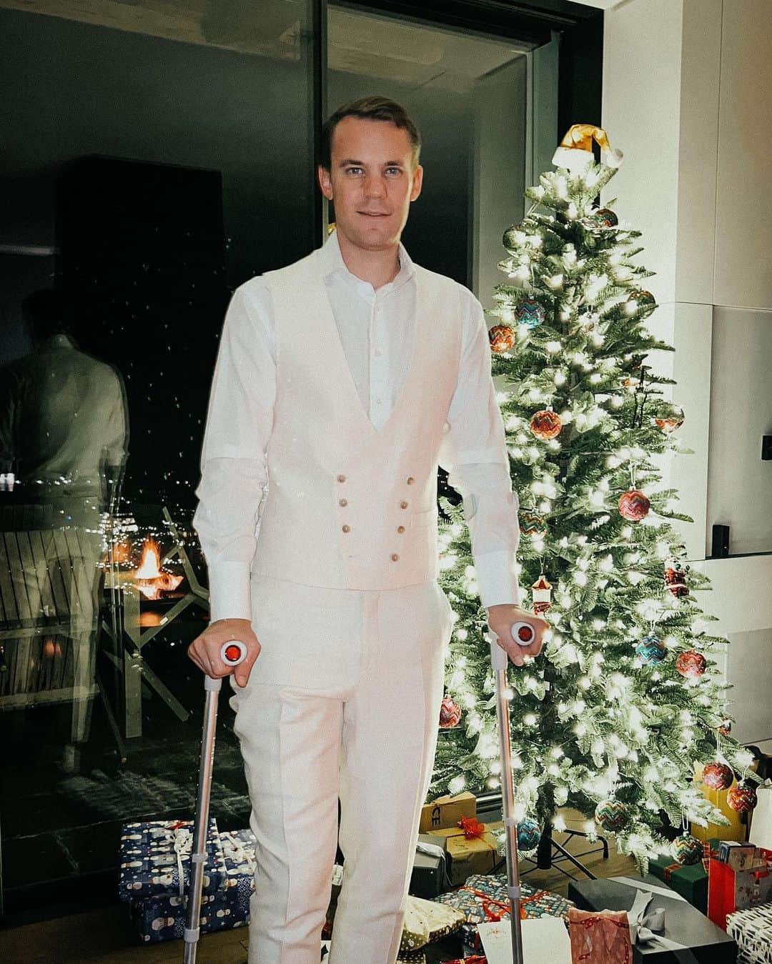 のインスタグラム：「Merry Christmas to all of you! 🎄🎁 Enjoy the time with your family and friends. 😊」